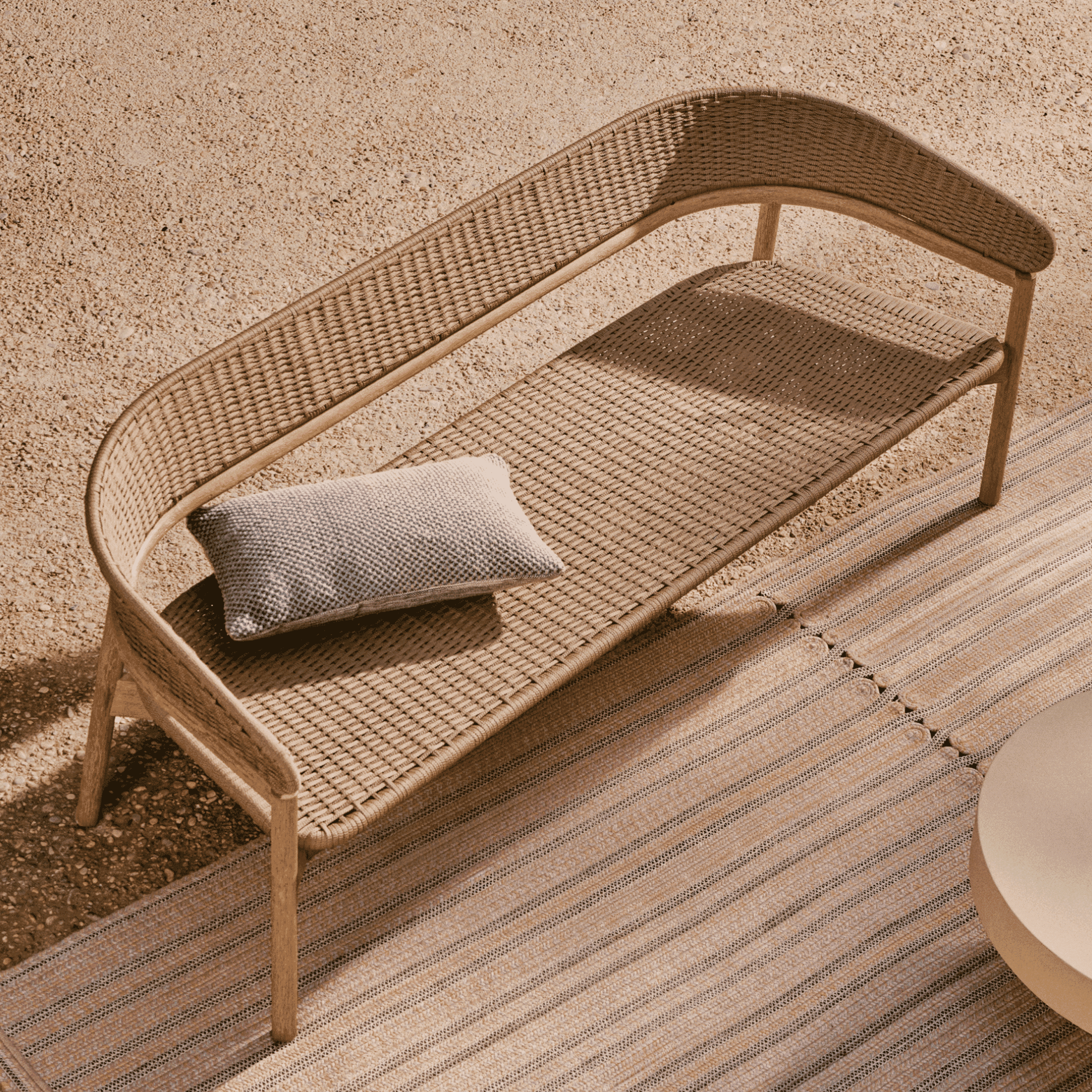 Stijlvolle 3‑zits tuinbank Arinella van Kave Home – acaciahout & handgeweven touw in beige