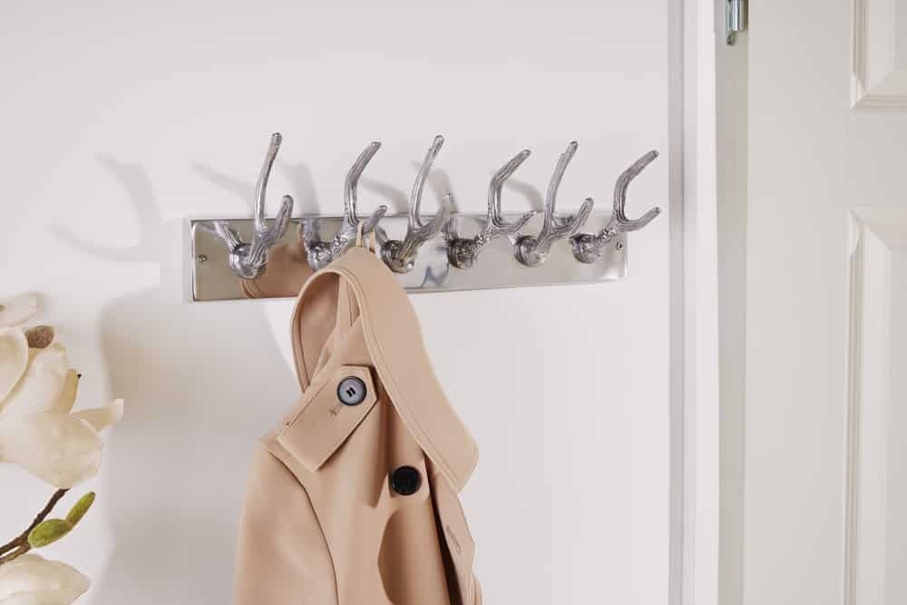 Stijlvolle Wandkapstok DEER 50 cm – Polished Silver Aluminium met Hertengewei Haak