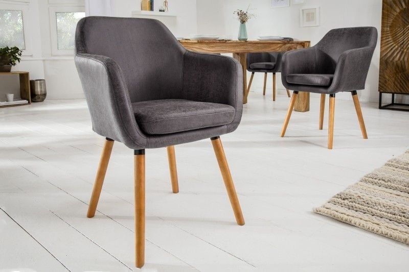 Supreme vintage armleuningstoel in grijs – massief houten poten