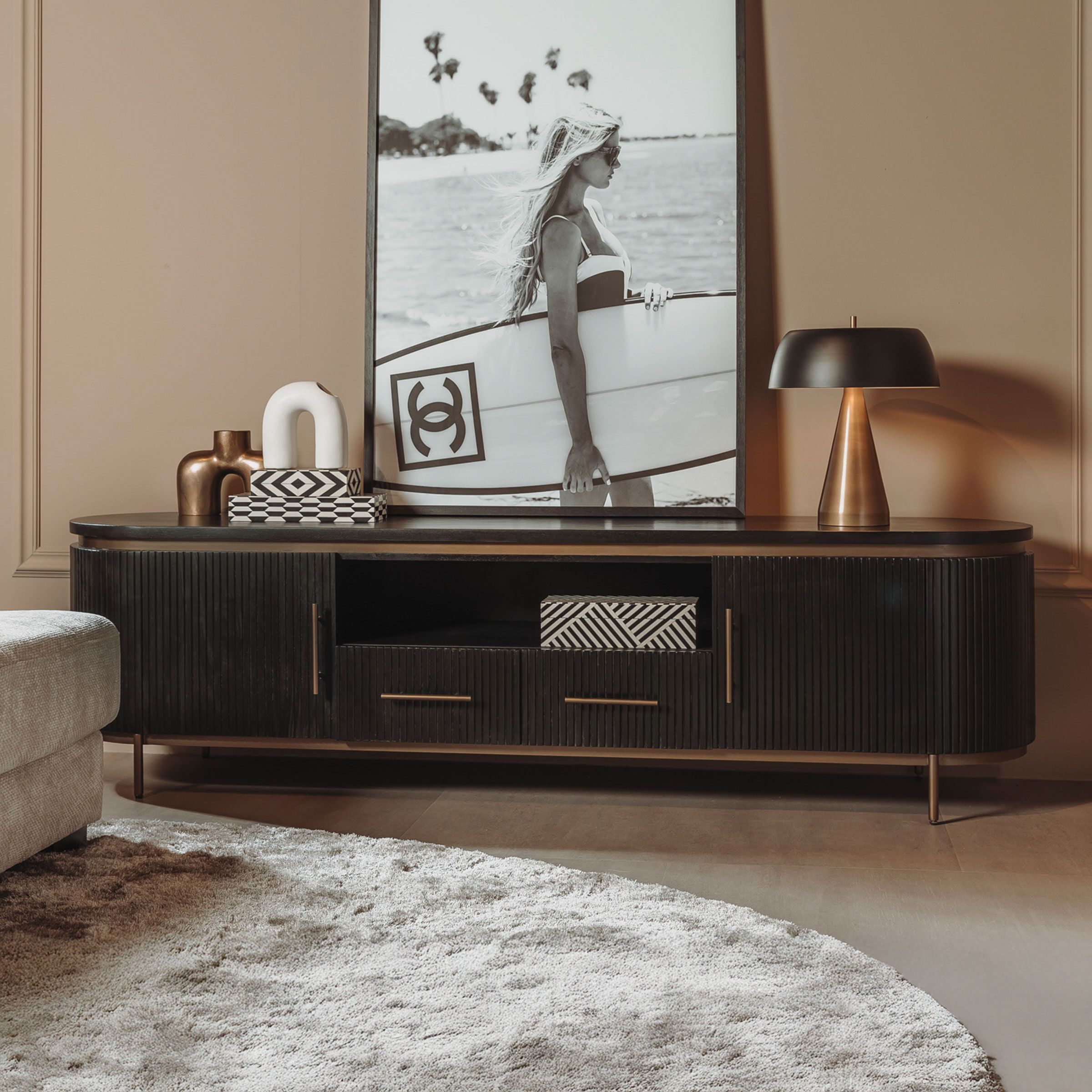 Tower Living Rivello TV‑meubel 200 cm – Zwart mangohout met antiek messing