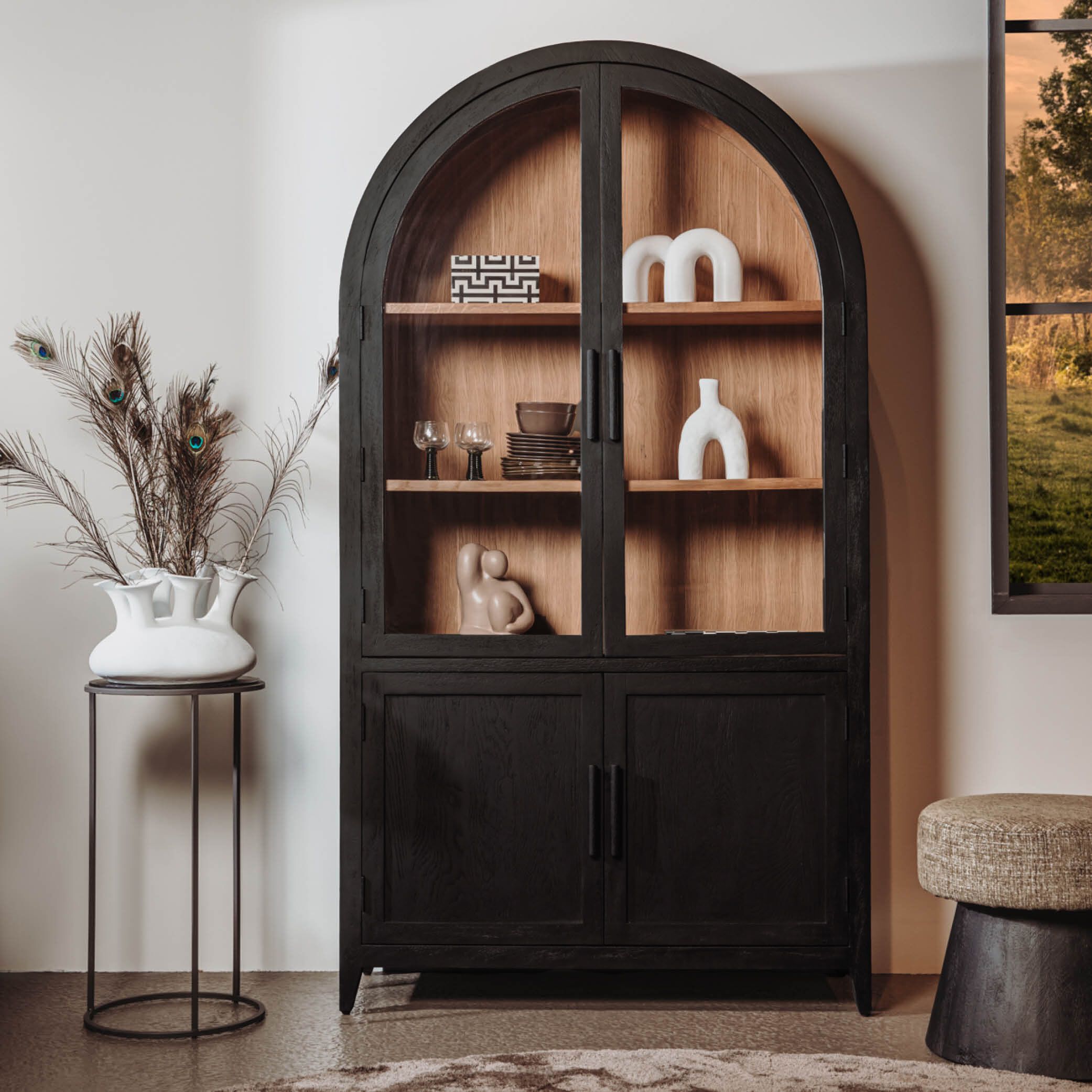 Tower Living Rotondi Vitrinekast – Elegante ronde vorm in zwart mangohout & eikenfineer