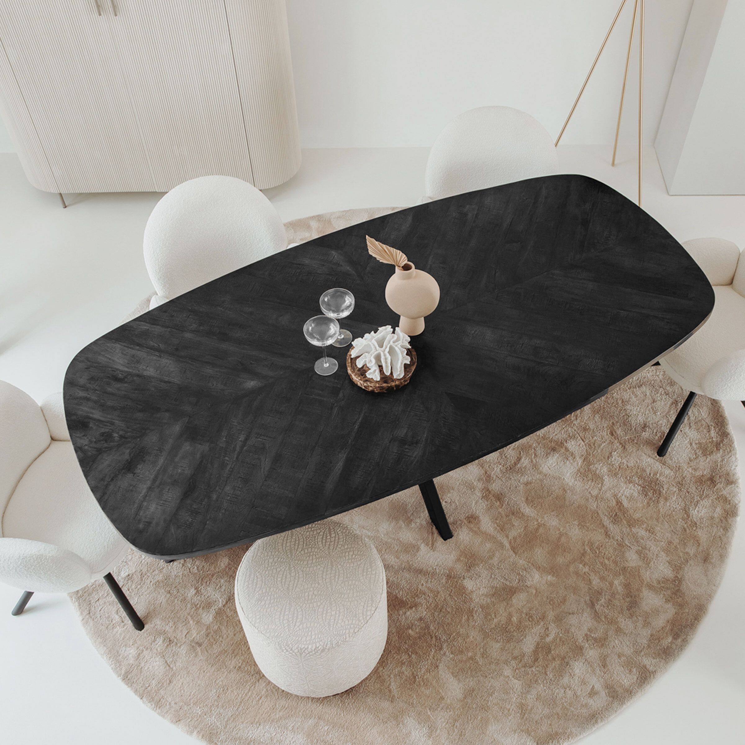 Tower Living Silvi eettafel – Ovaal mangohout in zwart, Japandi stijl