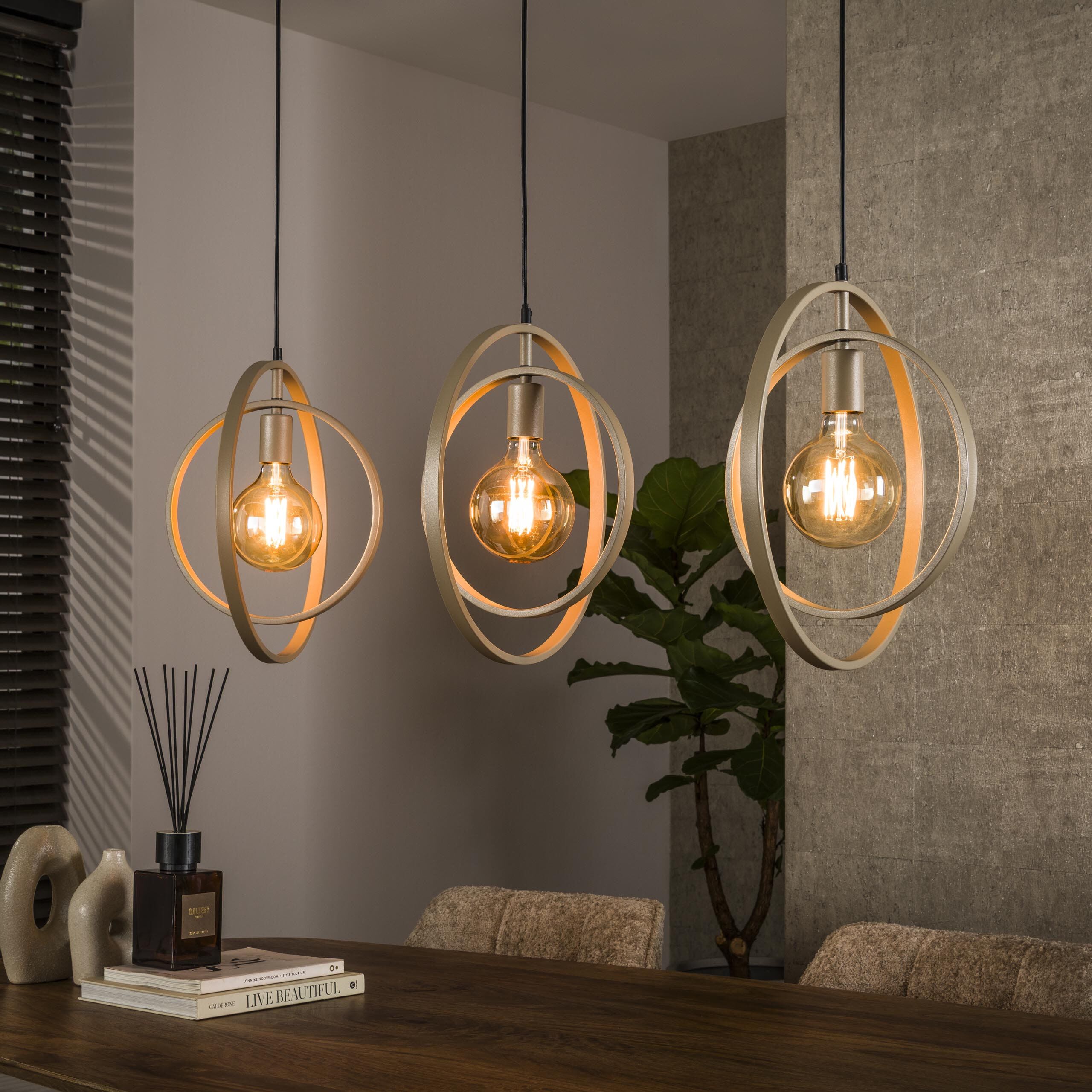 Tricia 3‑lamp hanglamp in beige – stijlvolle, ruime verlichting voor elke woonruimte