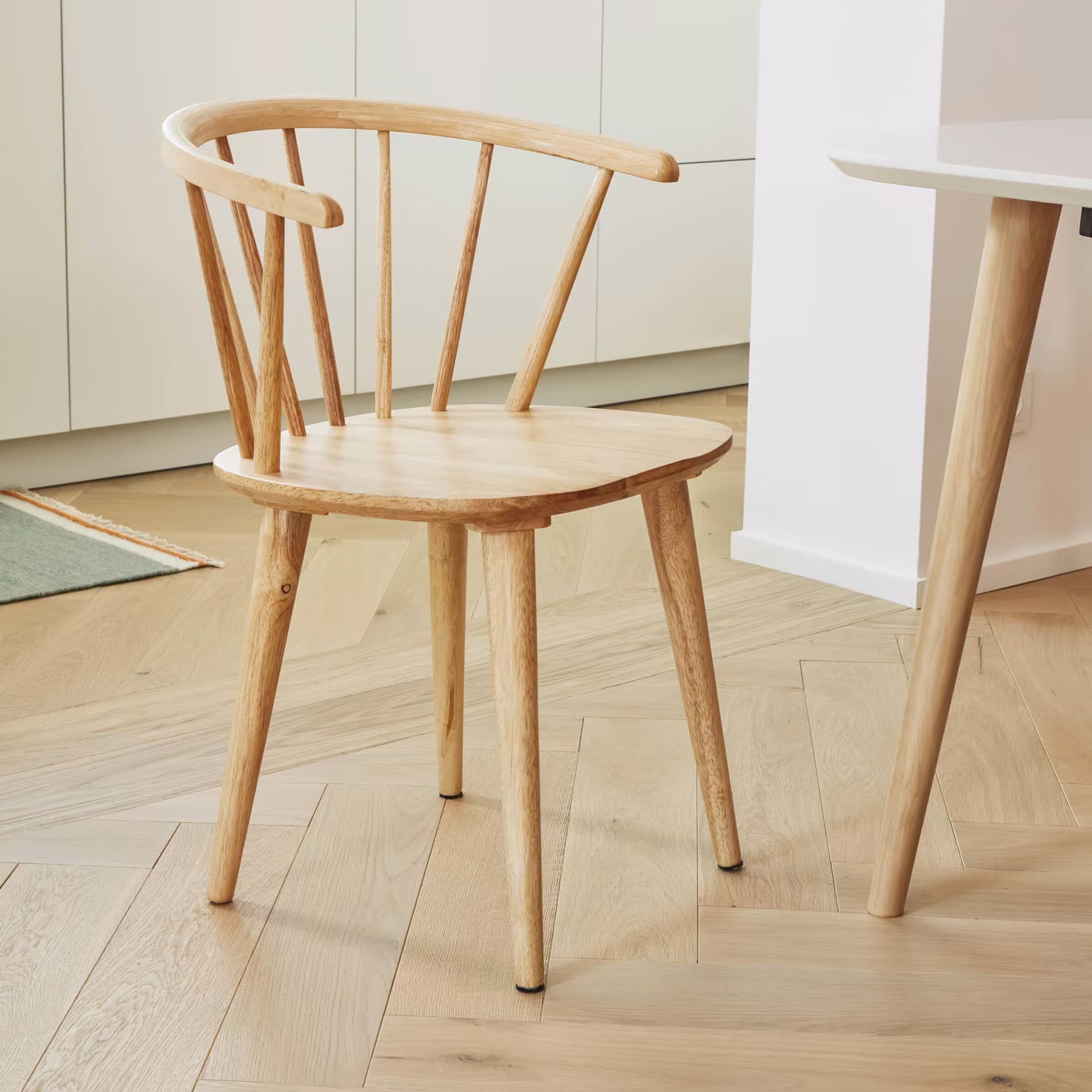 Trise eetkamerstoel van Kave Home – minimalistisch design in natuurlijk hout