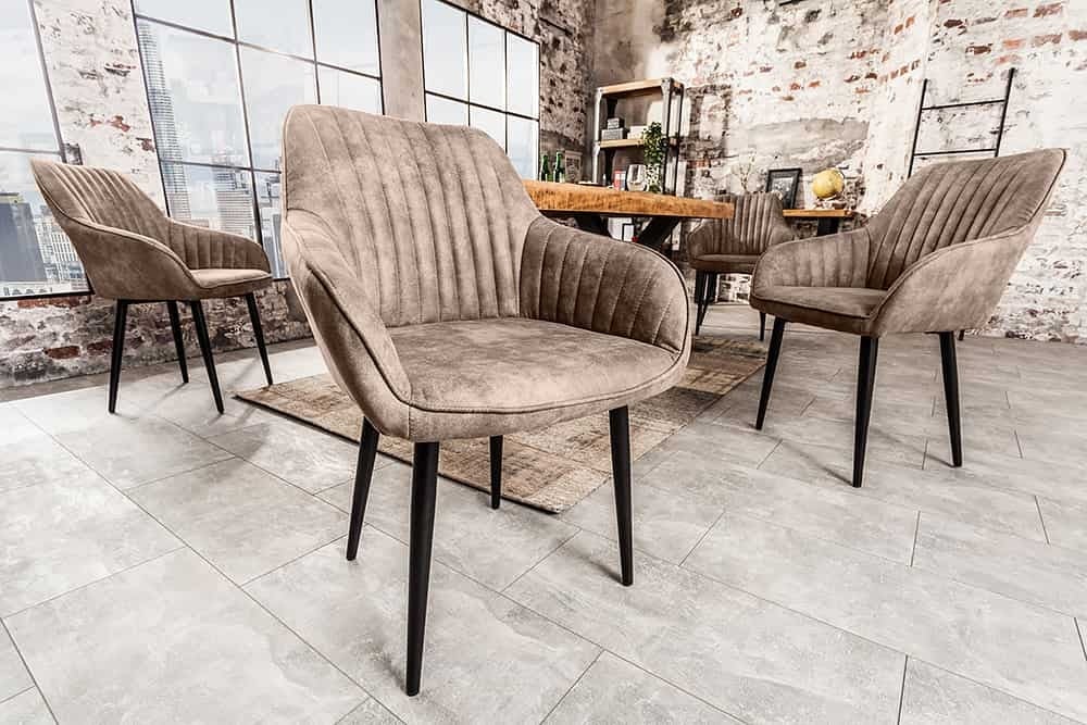 TURIJN vintage armleuningstoel in warme taupe – stijlvol comfort voor de eetkamer