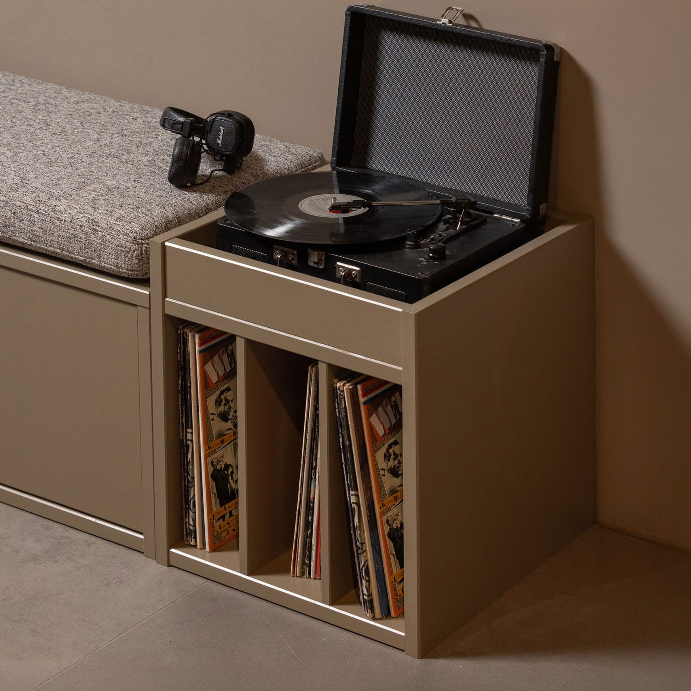Turner platenkast van WOOOD – compacte Mud opbergkast voor 50 platen