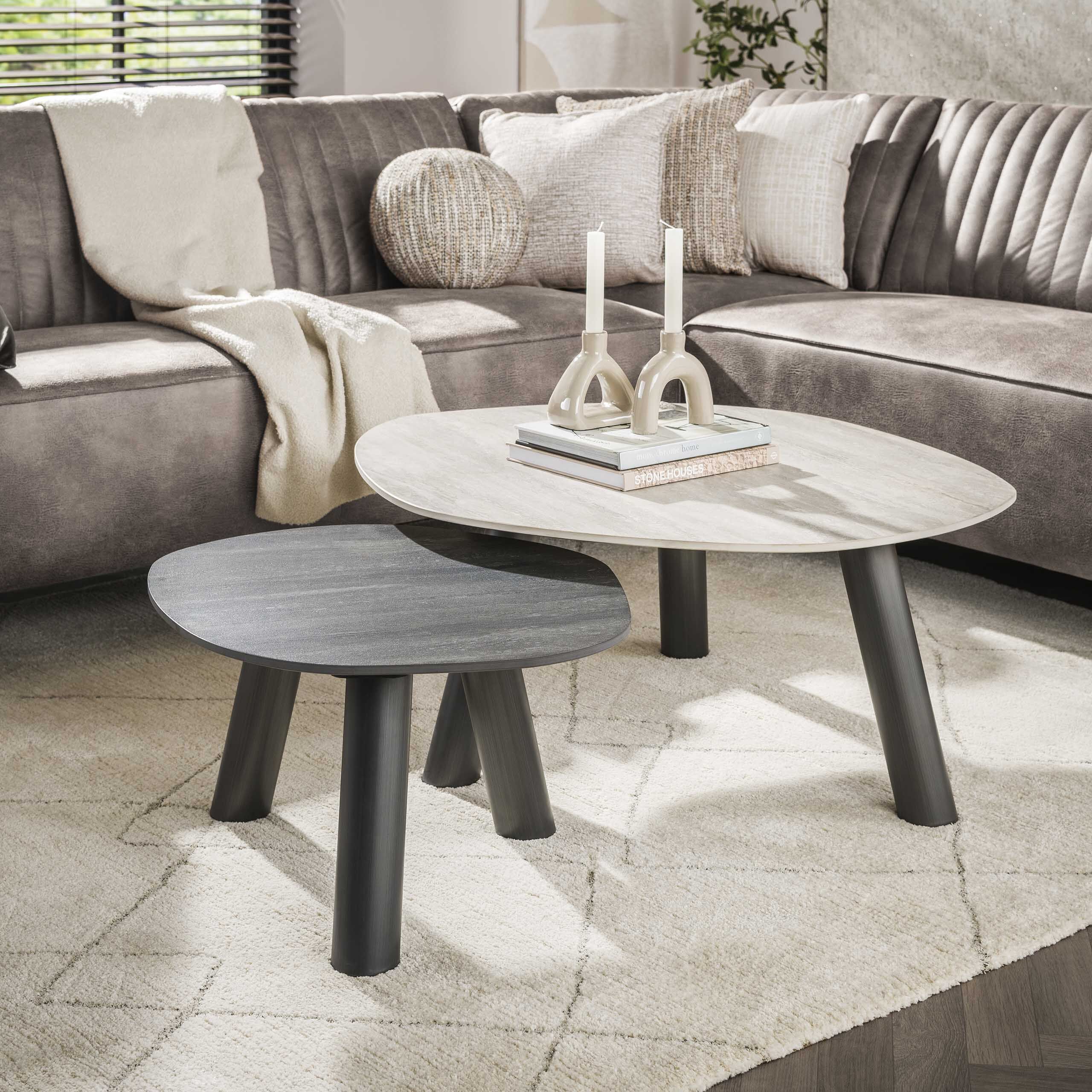 Twin salontafelset van LifestyleFurn – Organische vormgeving met keramisch travertinblad