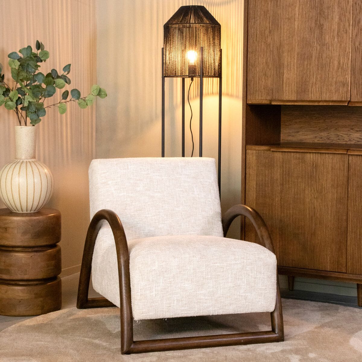 Viggo Fauteuil van LABEL51 – Elegante Bouclé in naturel met warm walnootframe
