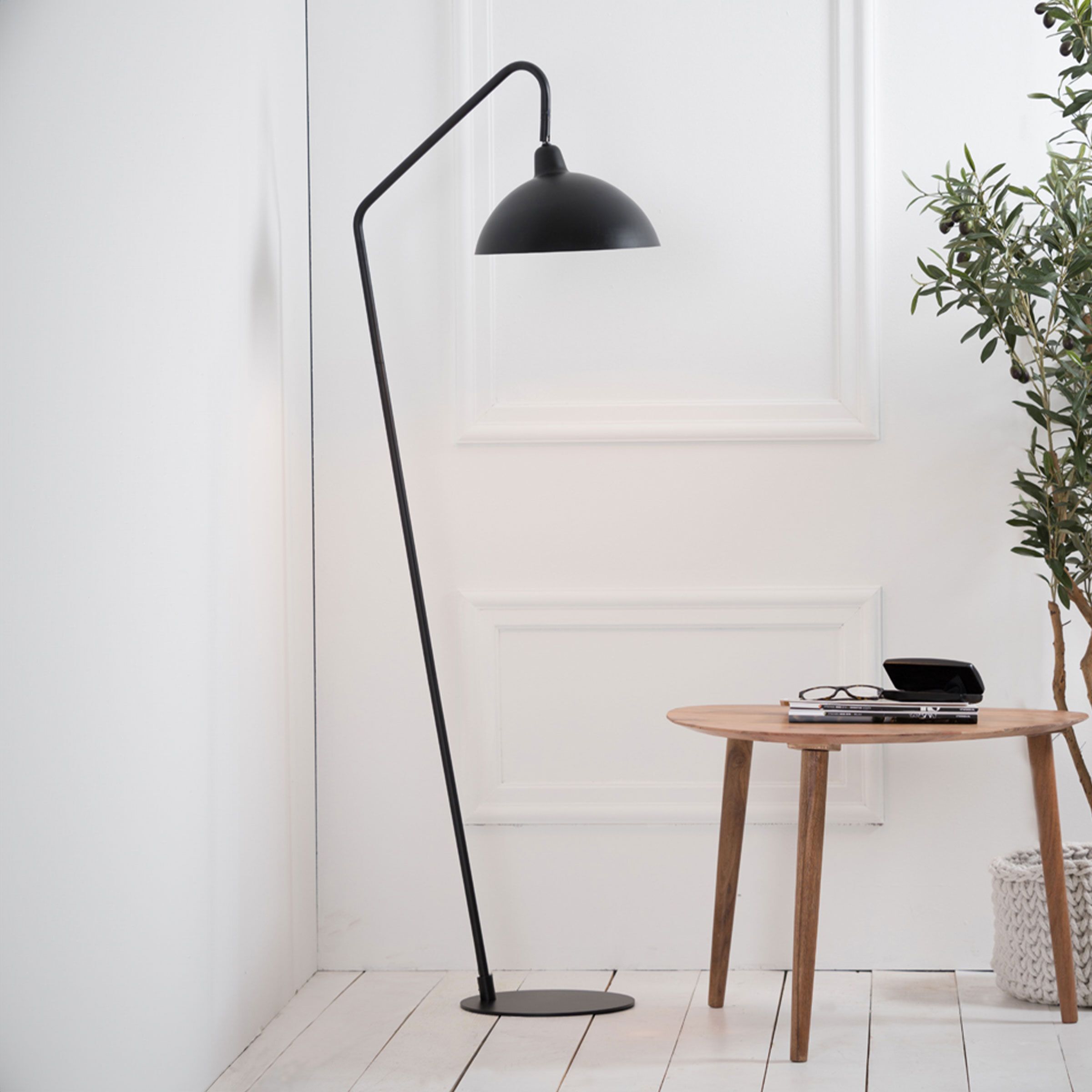 Vloerlamp Orion van vtwonen – Strakke matzwarte verlichting voor moderne interieurs
