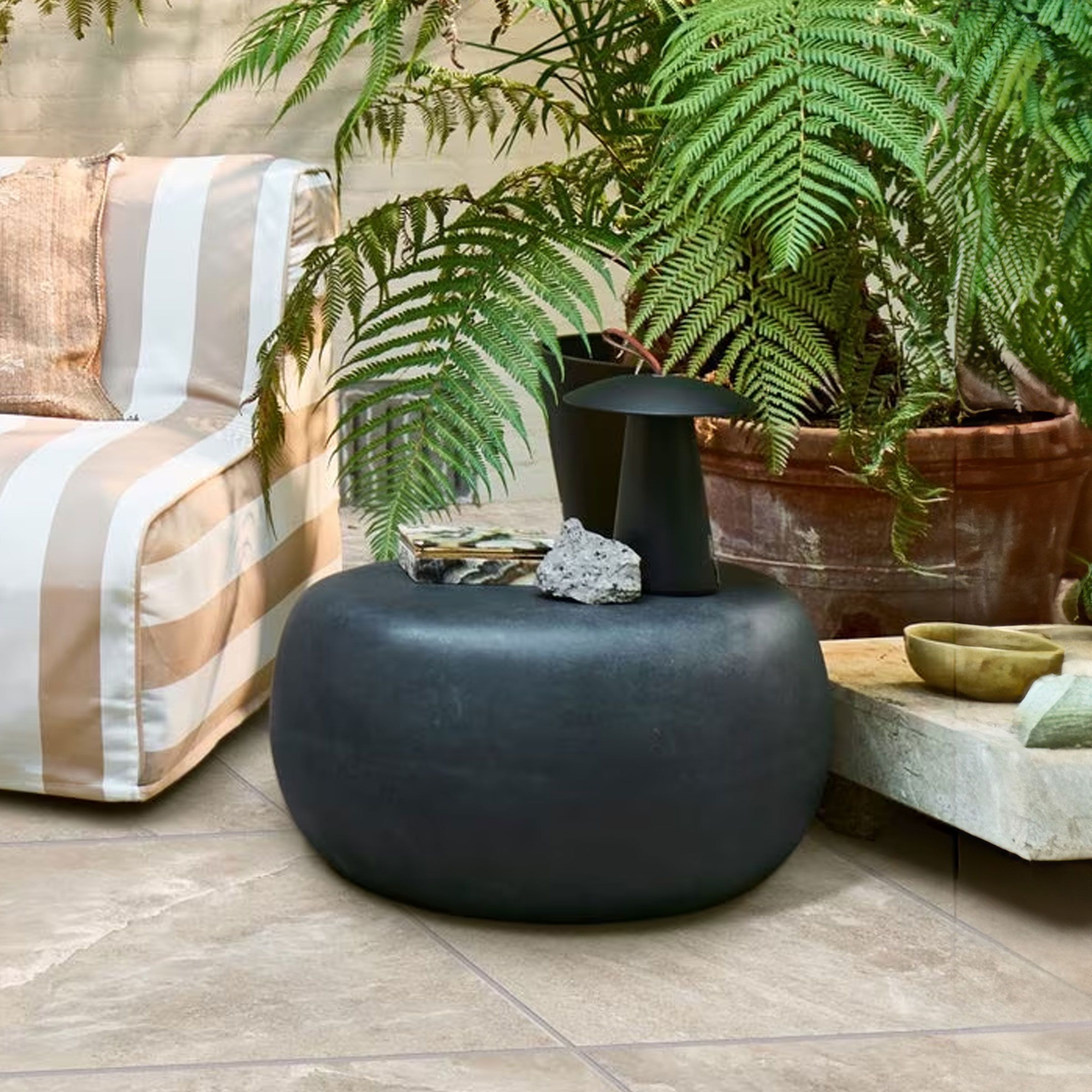 vtwonen Pebble bijzettafel – organische betonlook, 65 × 49 cm