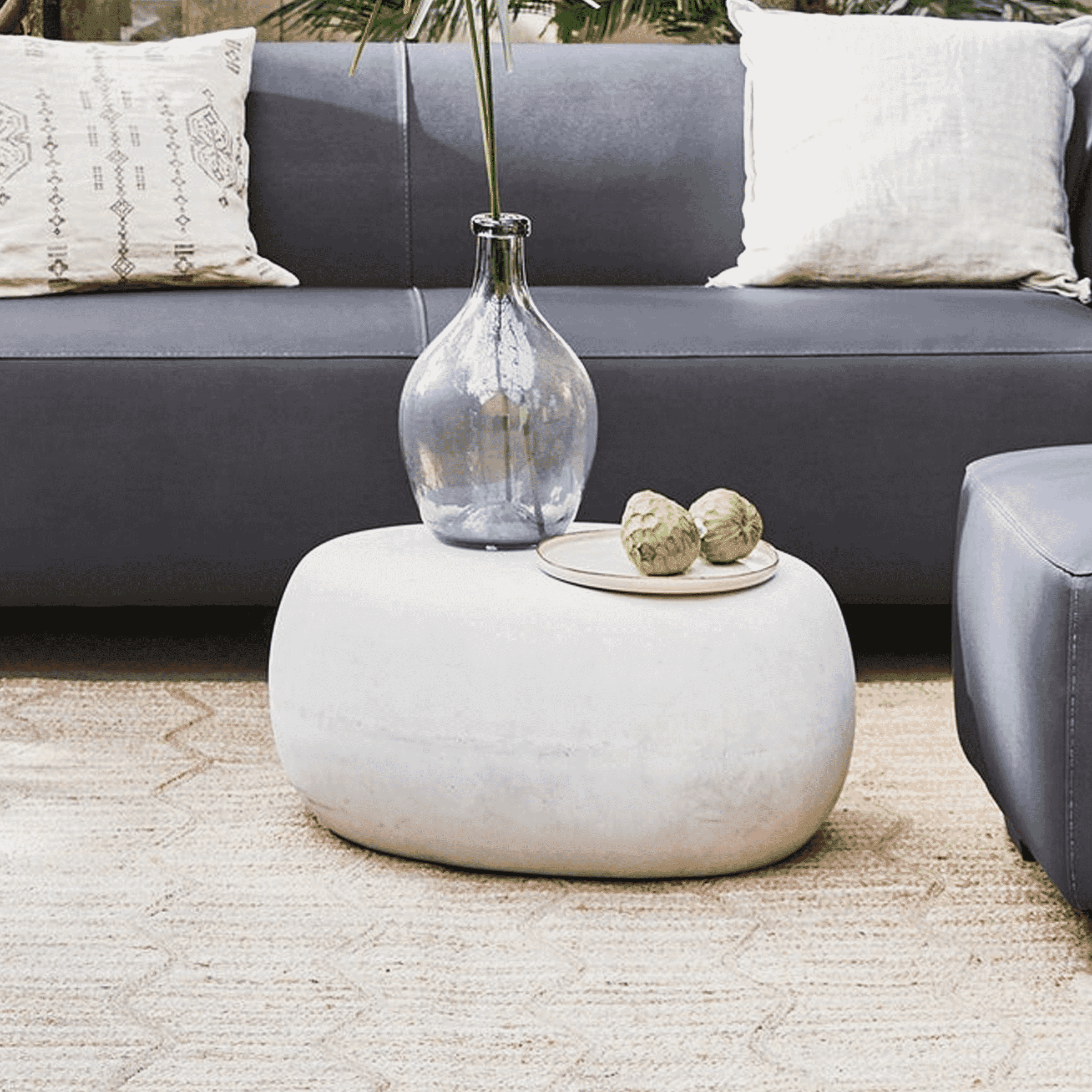 vtwonen Pebble bijzettafel – organische betonlook in wit, ovaal 65 × 49 cm