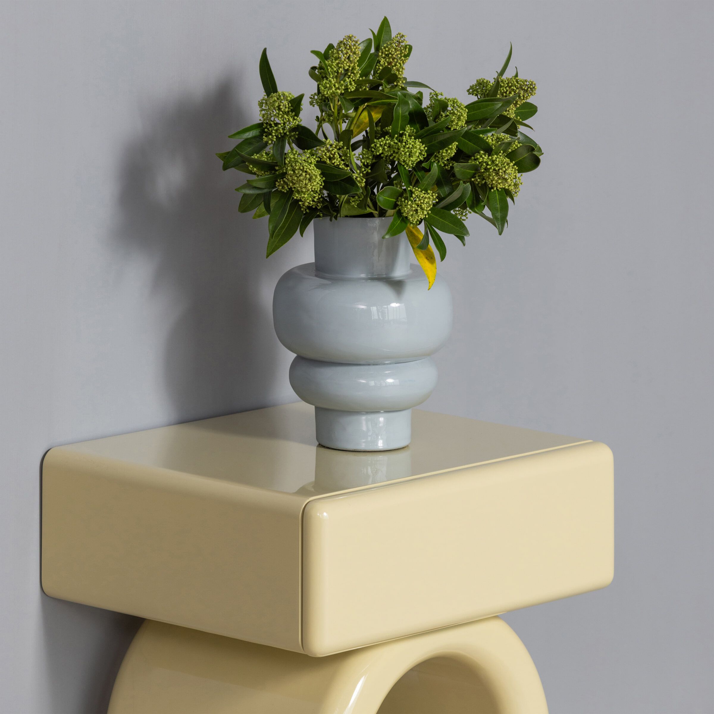WOOOD Auri Vaasje 27 cm – Lichtgrijze eyecatcher voor modern interieur