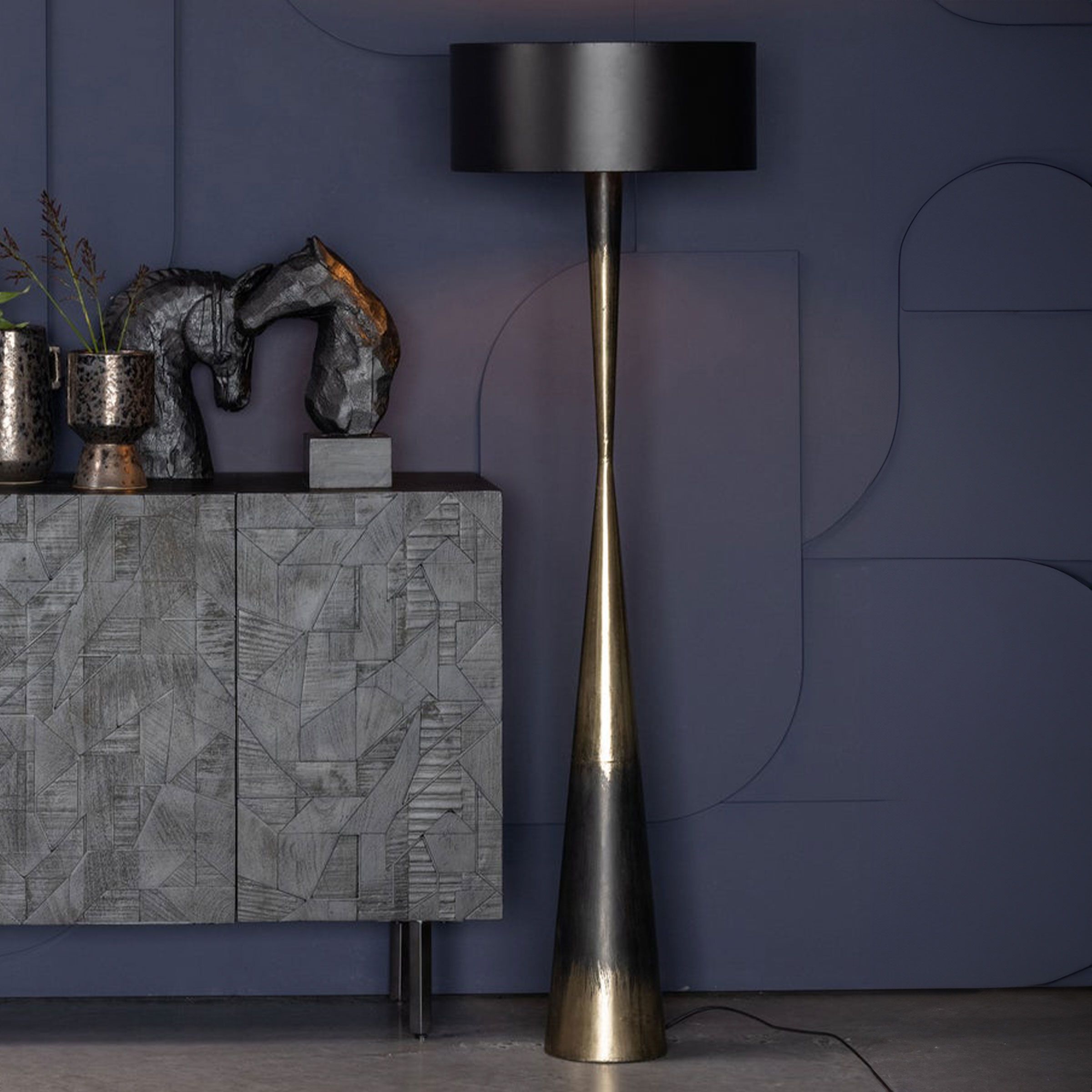WOOOD Blackout Too vloerlamp – stijlvolle zwarte staande lamp met gouden details