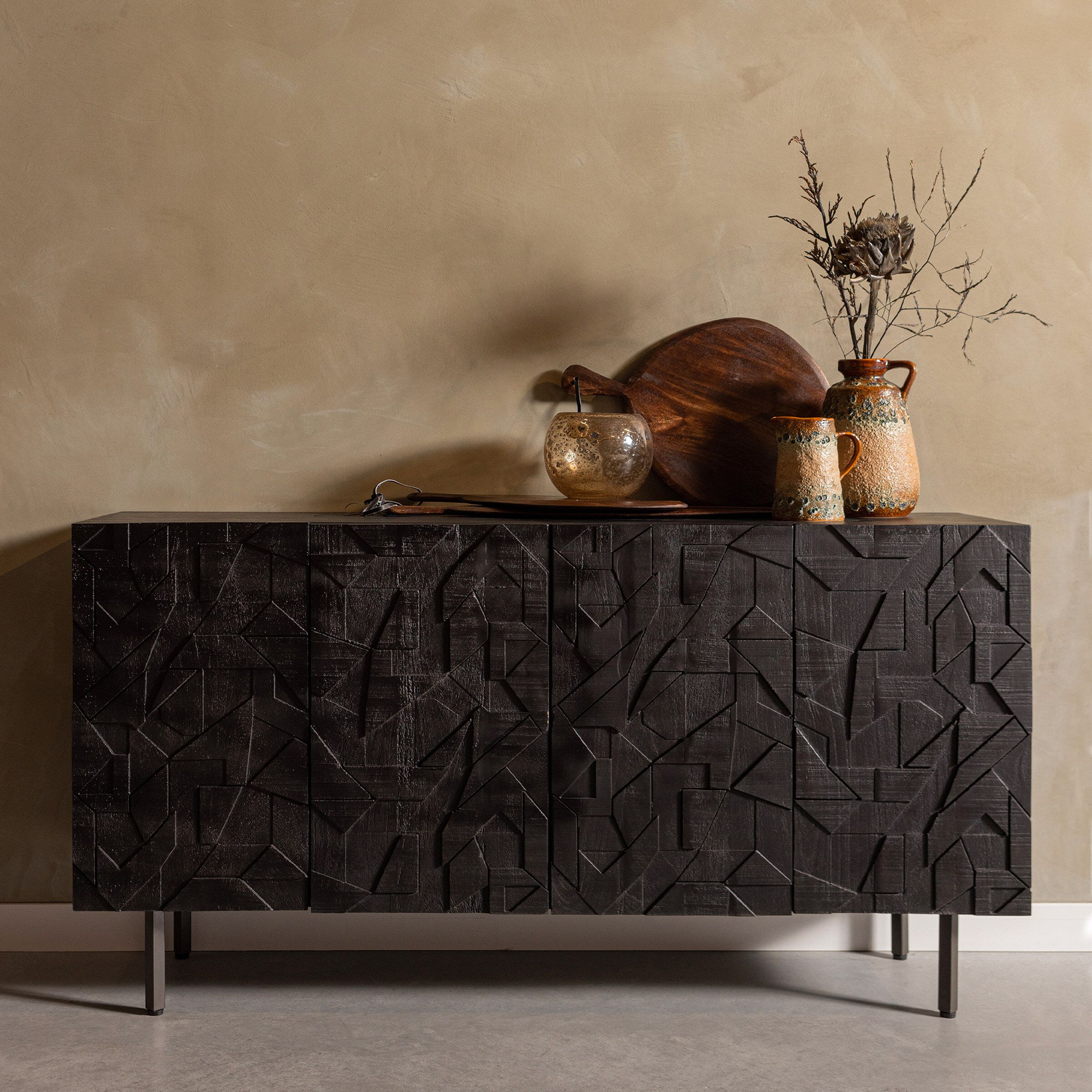 WOOOD Counter Dressoir 160 cm – Elegante zwarte opbergruimte met handgemaakt houtsnijwerk