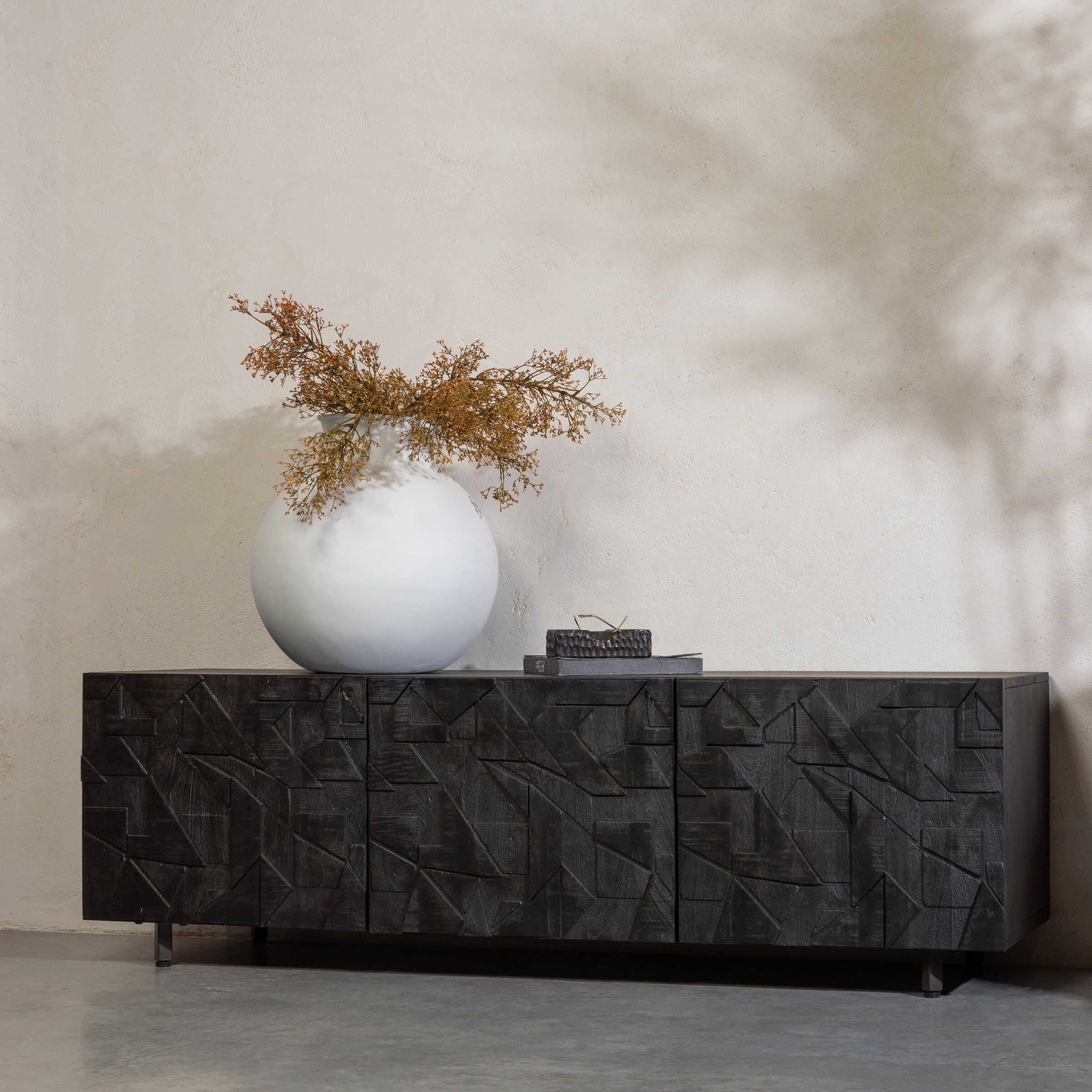 WOOOD Counter TV‑meubel 160 cm – Strak zwart mangohout met grafisch houtsnijwerk
