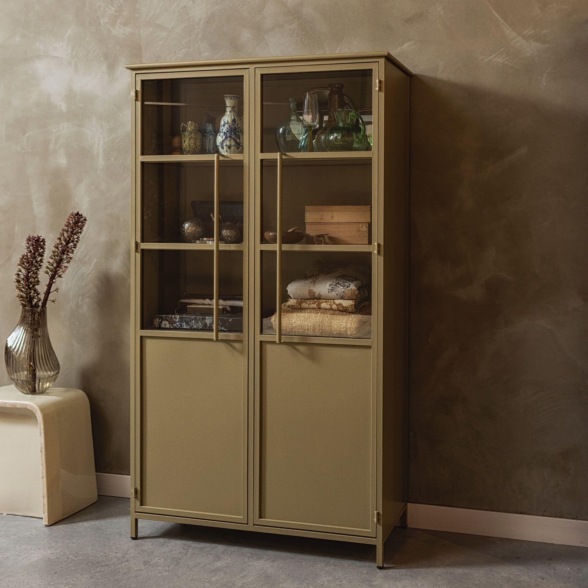 WOOOD Exhibit vitrinekast 170 × 99 cm – stoer, matte ijzer in Khaki