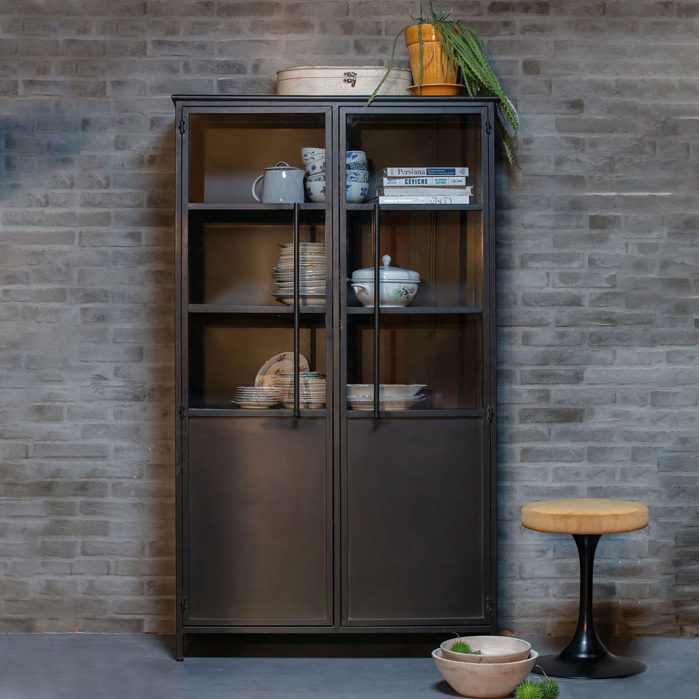 WOOOD Exhibit Vitrinekast 170 × 99 cm – Strakke zwarte industriële showcase