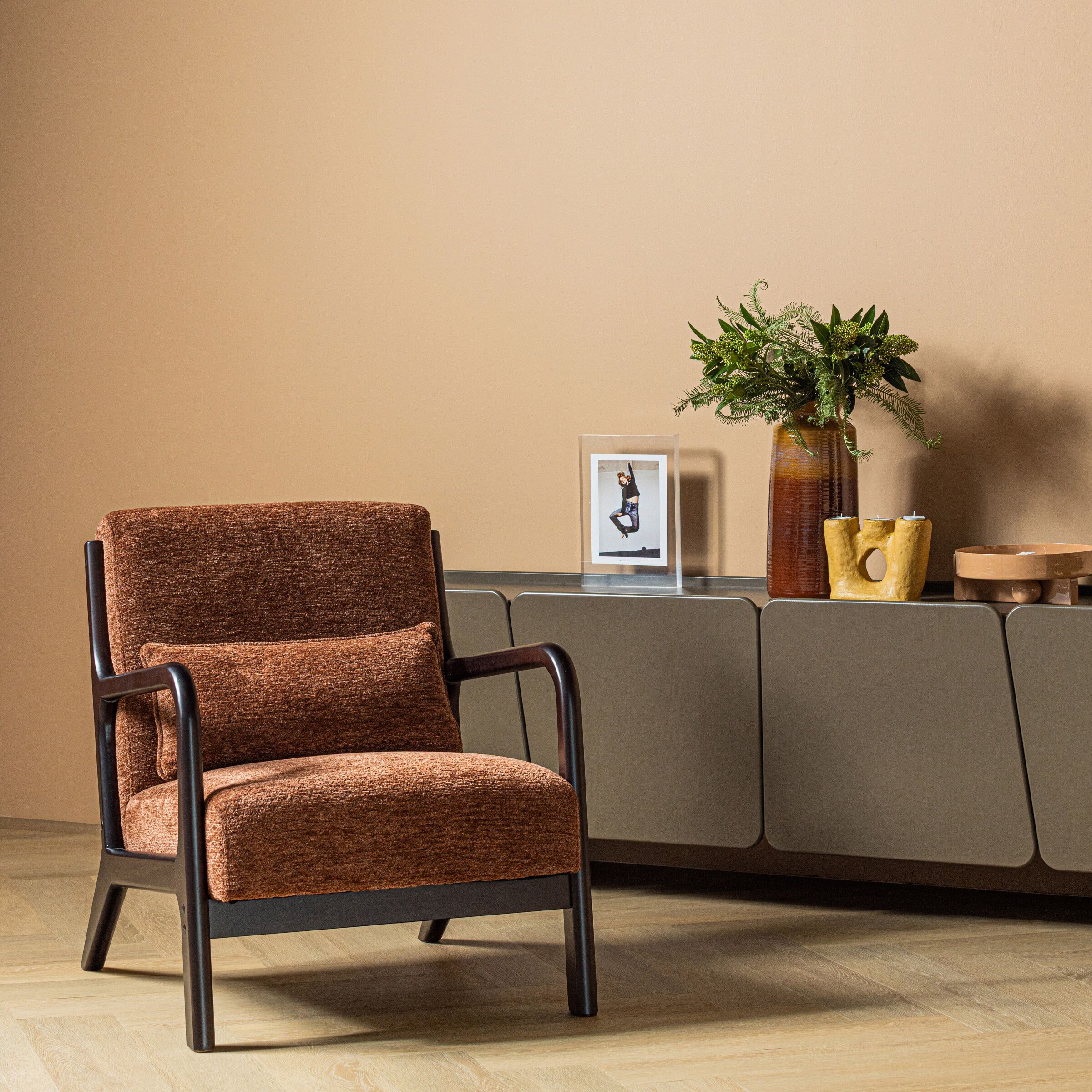 WOOOD Fauteuil Mark Chenille – Warme retro stijl in bruine chenille