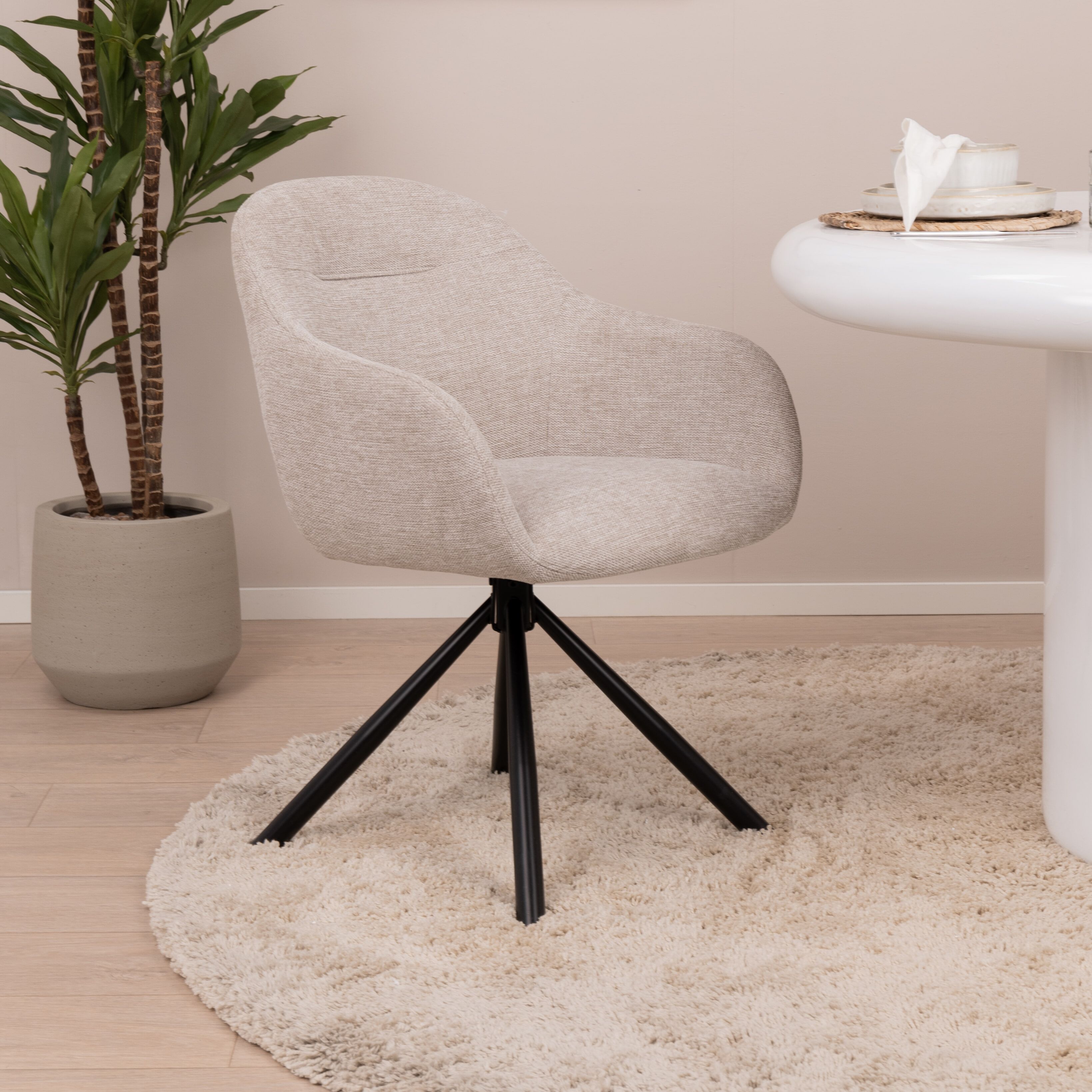 WOOOD Grant‑Jaki Chenille Eetkamerstoel – Tijdloos Comfort in Zand