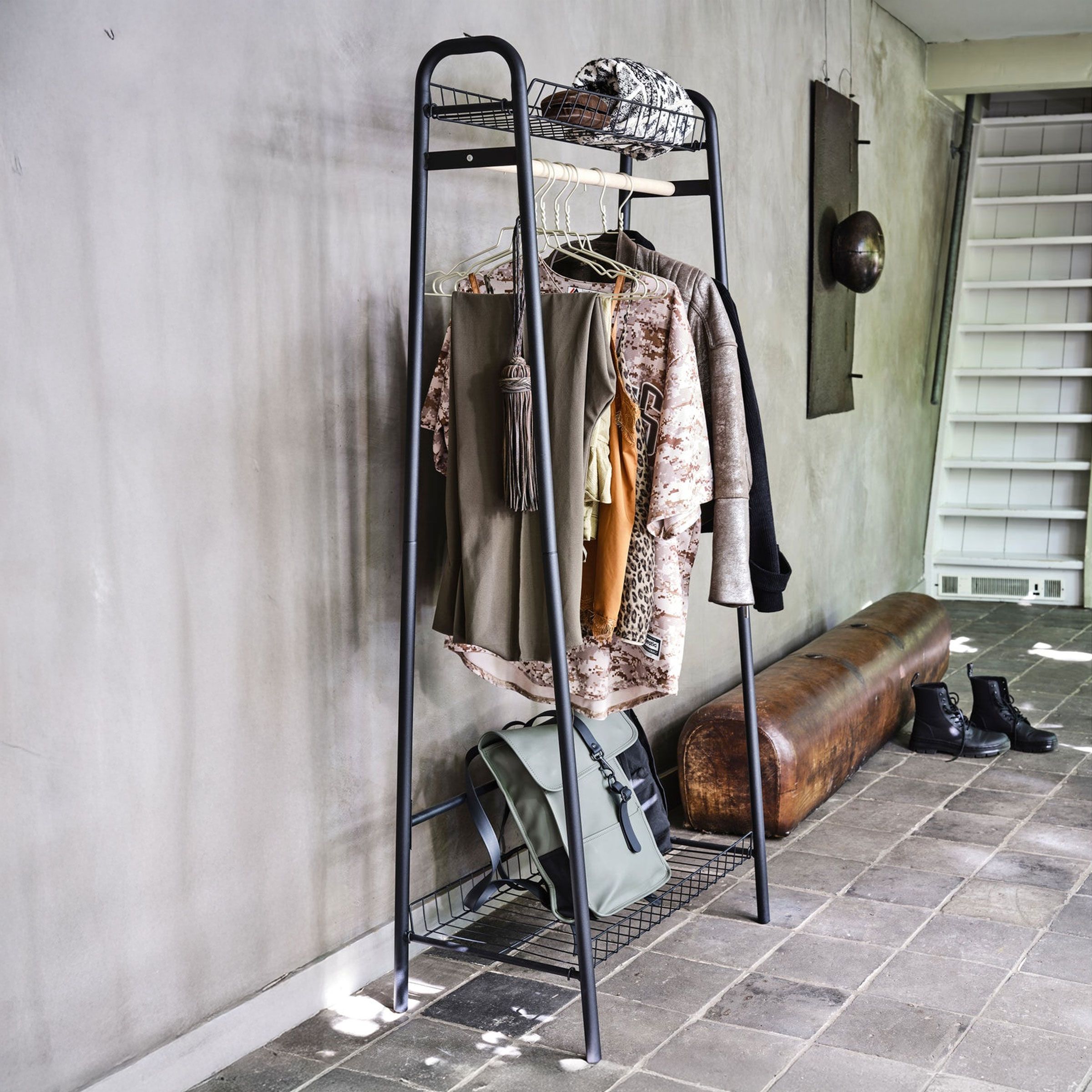 WOOOD Jovi Kledingrek – Strak, Zwart & Functioneel Met Houten Roede