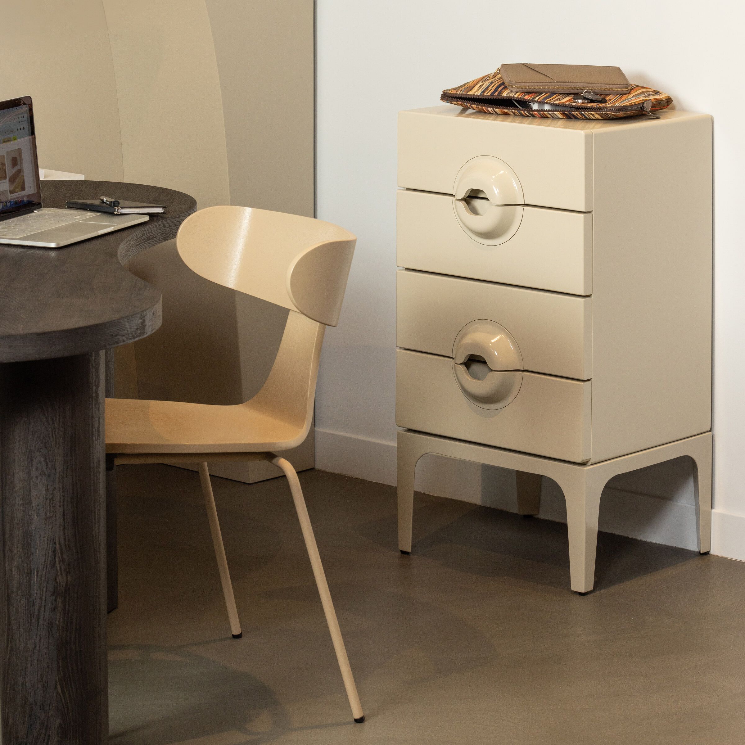 WOOOD Ladekast Merge – Greige, 4 lades, eucalyptus hout en metalen poten