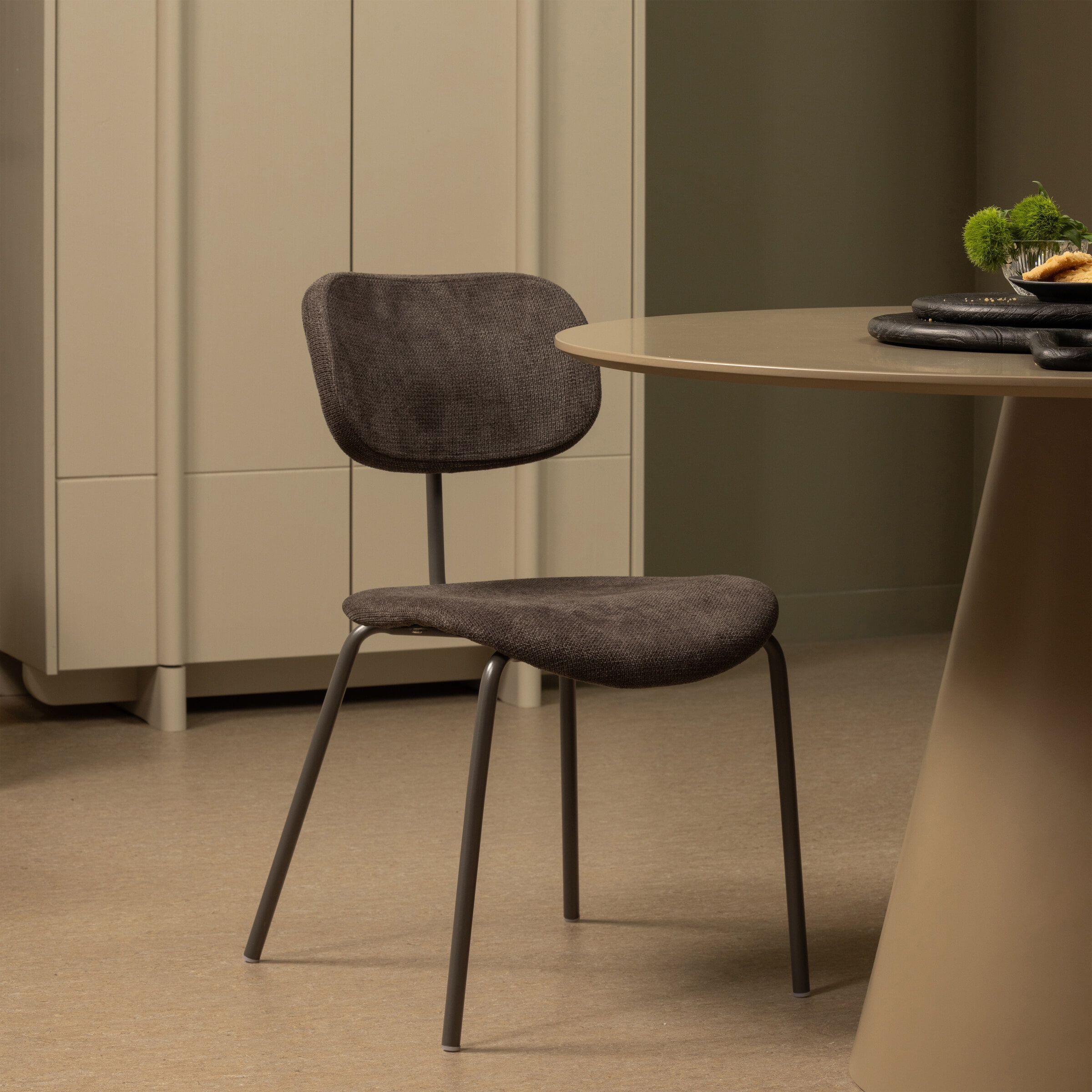 WOOOD Link Chenille eetkamerstoel – modern, stapelbaar en comfortabel