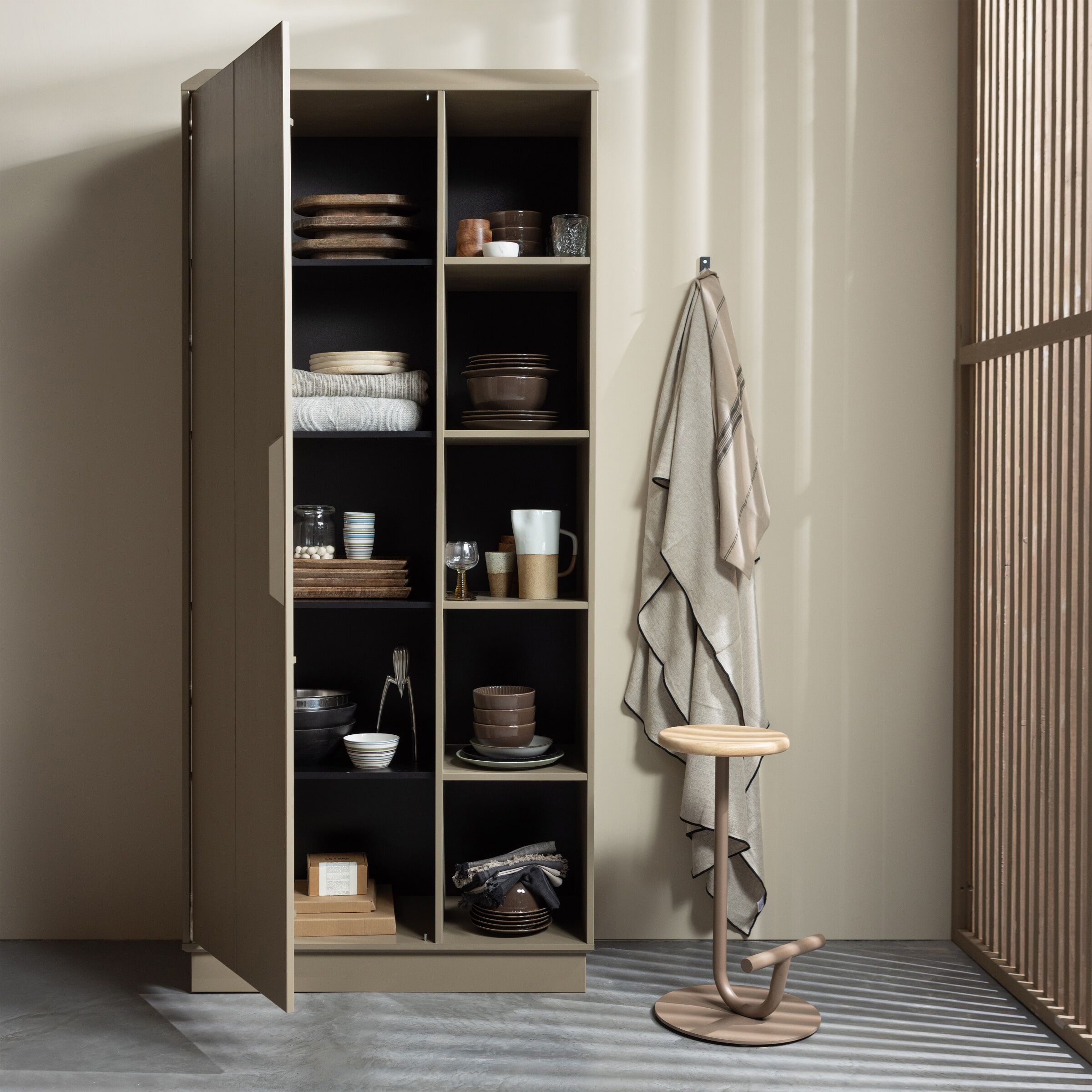 WOOOD Lowen Wandkast in Mud – Elegante Opbergruimte van FSC‑gecertificeerd Grenenhout