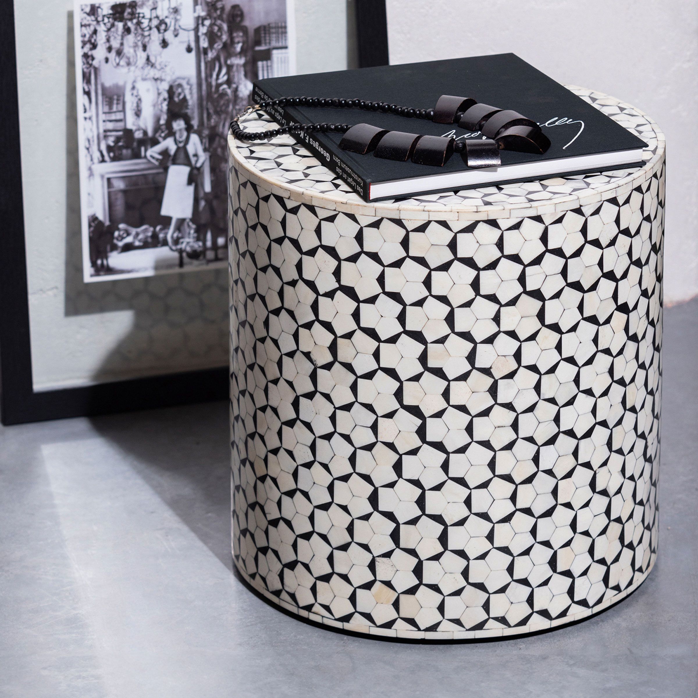 WOOOD Neva: Rond Mangohout Bijzettafel – Exclusief en Zwart Design