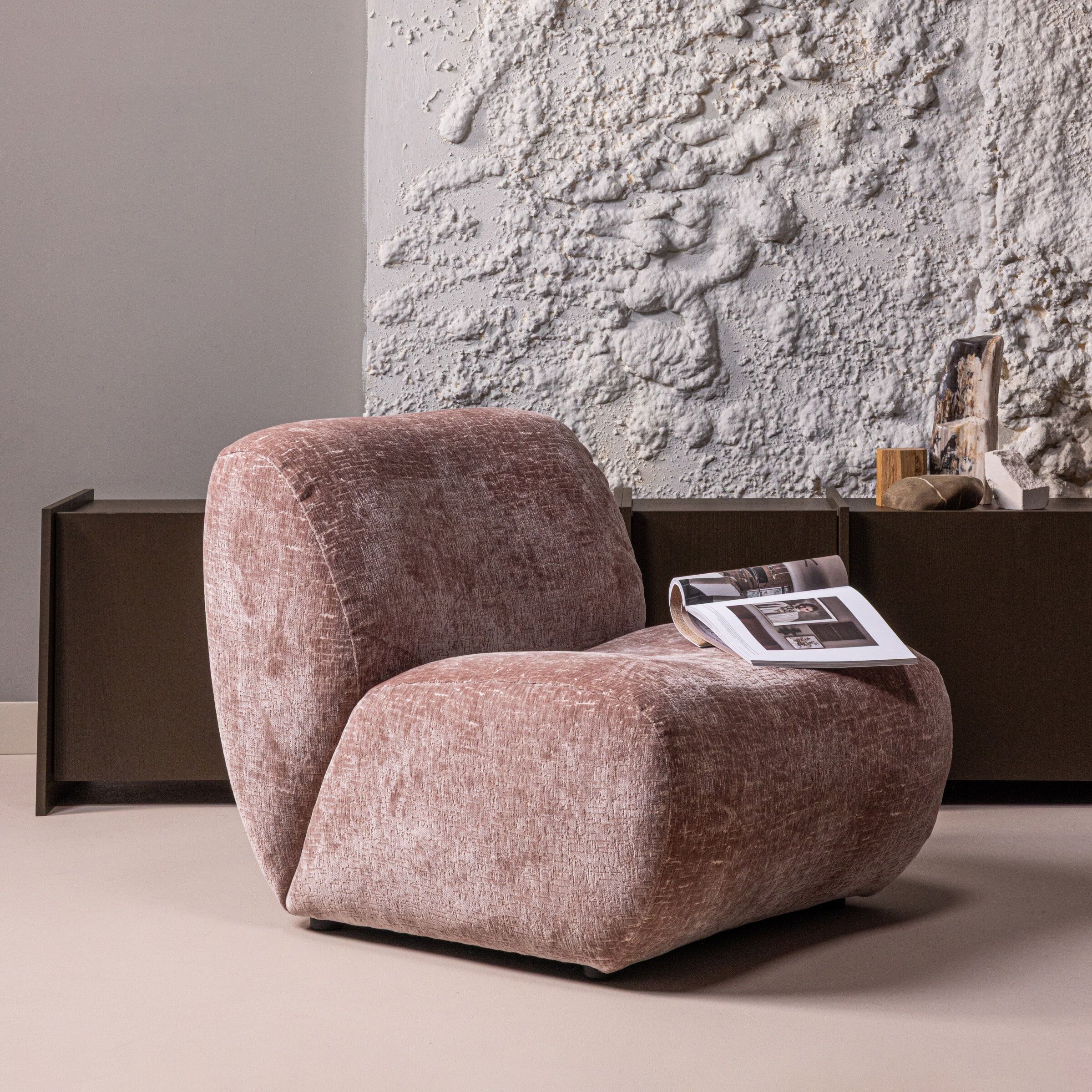 WOOOD Nomu Fauteuil in Lichtroze Velvet – Comfort en Stijl voor jouw Woonkamer