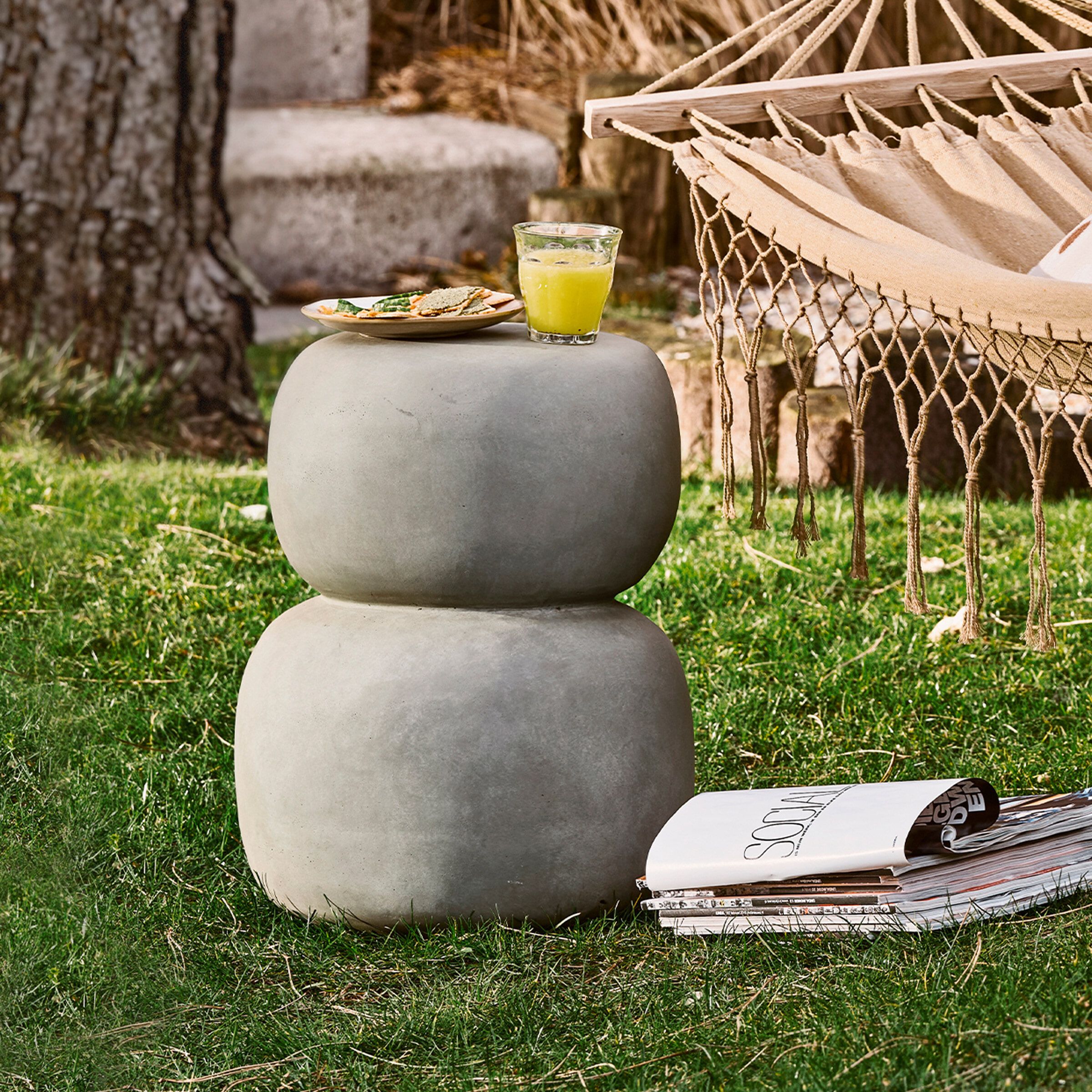 WOOOD Oda Bijzettafel – Organisch design in betonlook