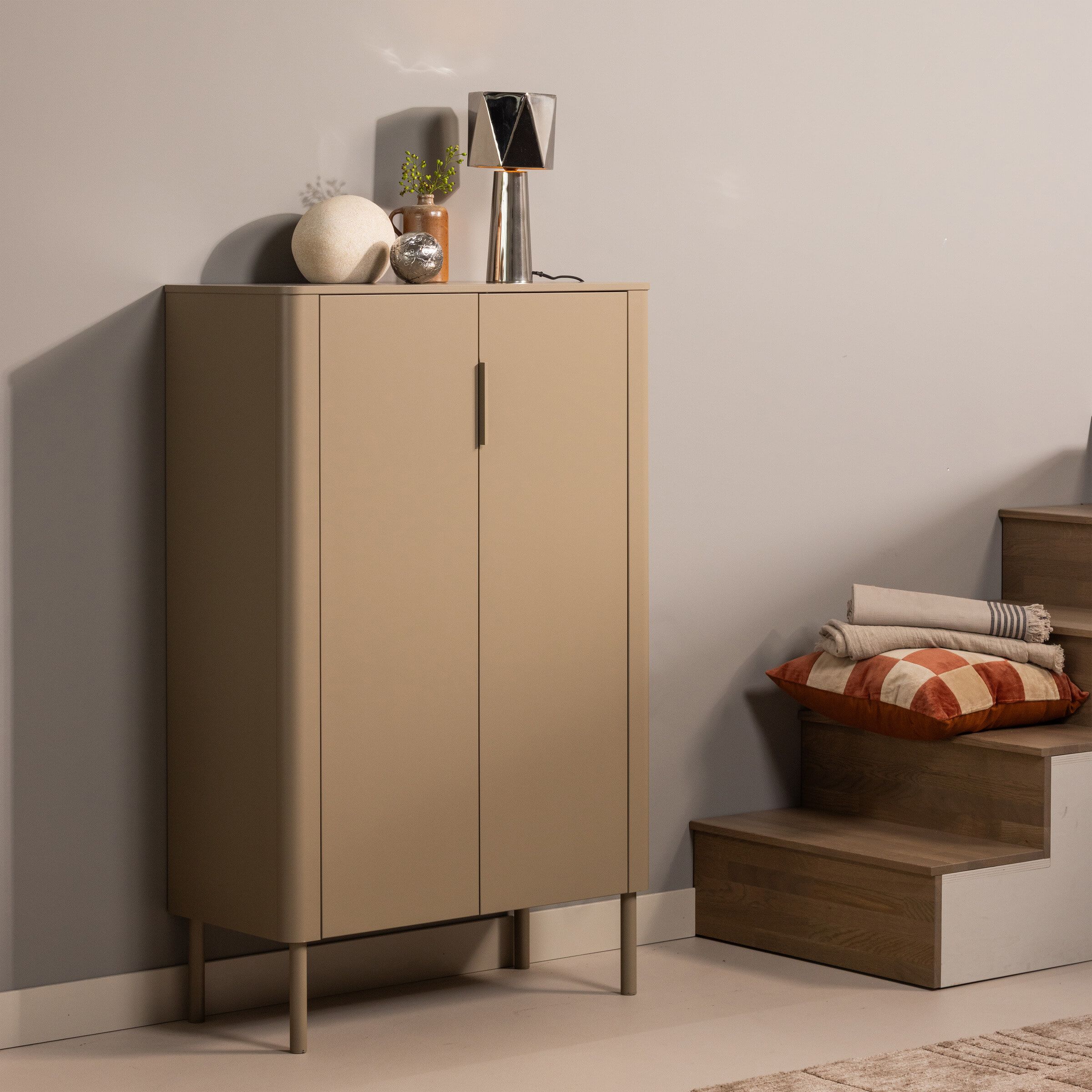 WOOOD Opbergkast Gunnar – Moderne 2‑deurs kast in warme Mud‑kleur