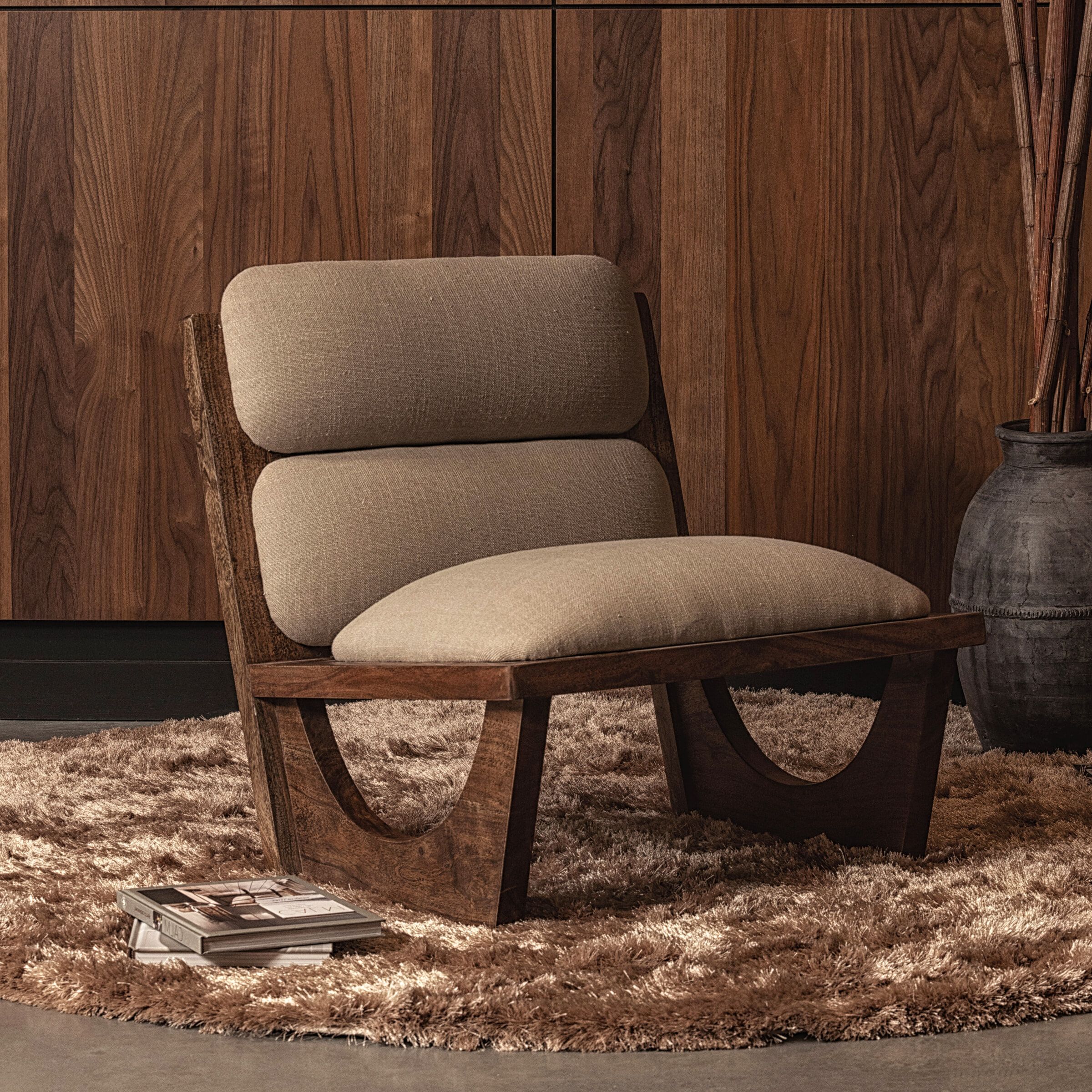 WOOOD Opulent Fauteuil – Luxe Bouclé & Acaciahout in Japandi Stijl