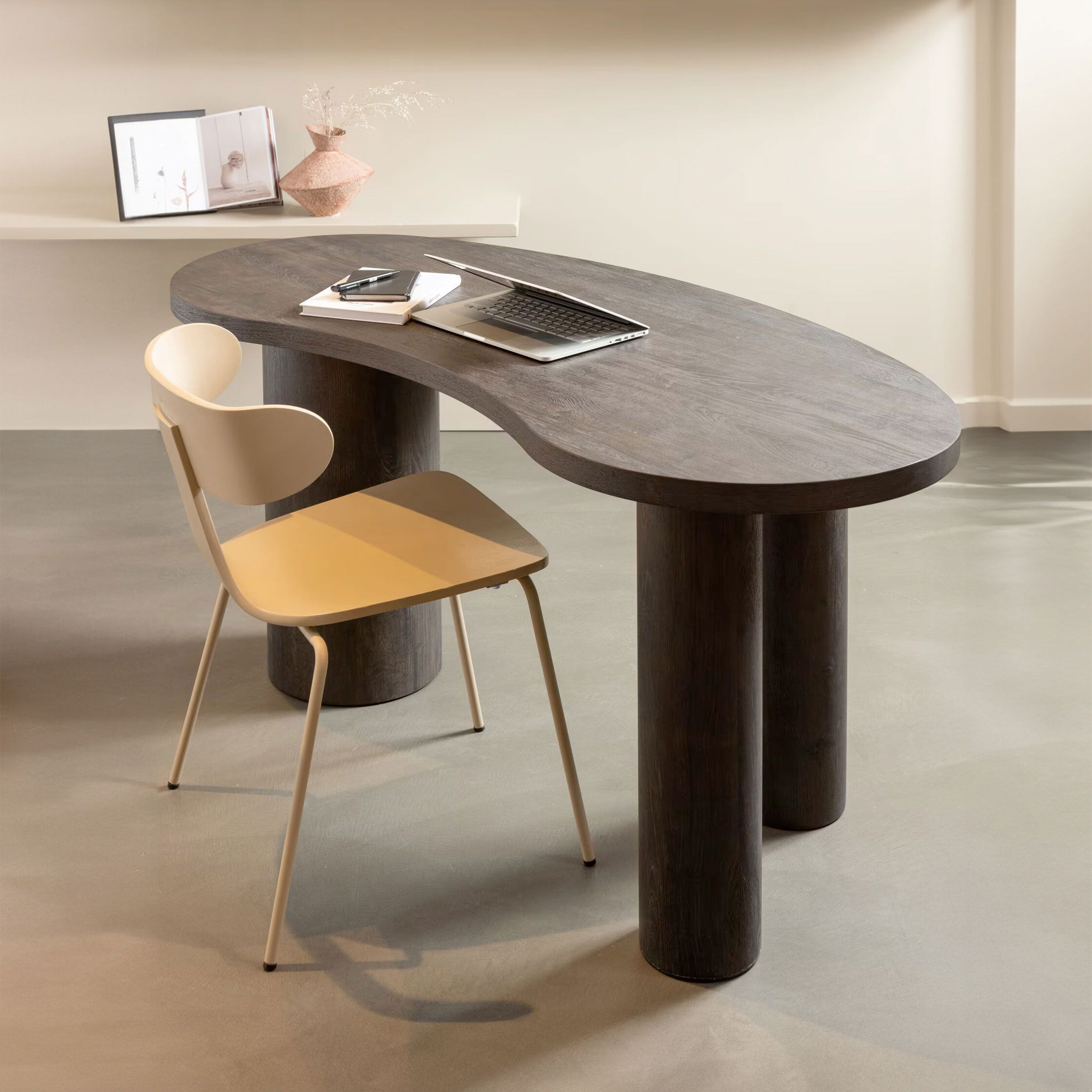 WOOOD Organisch Bureau ‘Maan’ – Donkerbruin 150 cm: Stijlvolle Flexibiliteit voor Werk en Sfeer