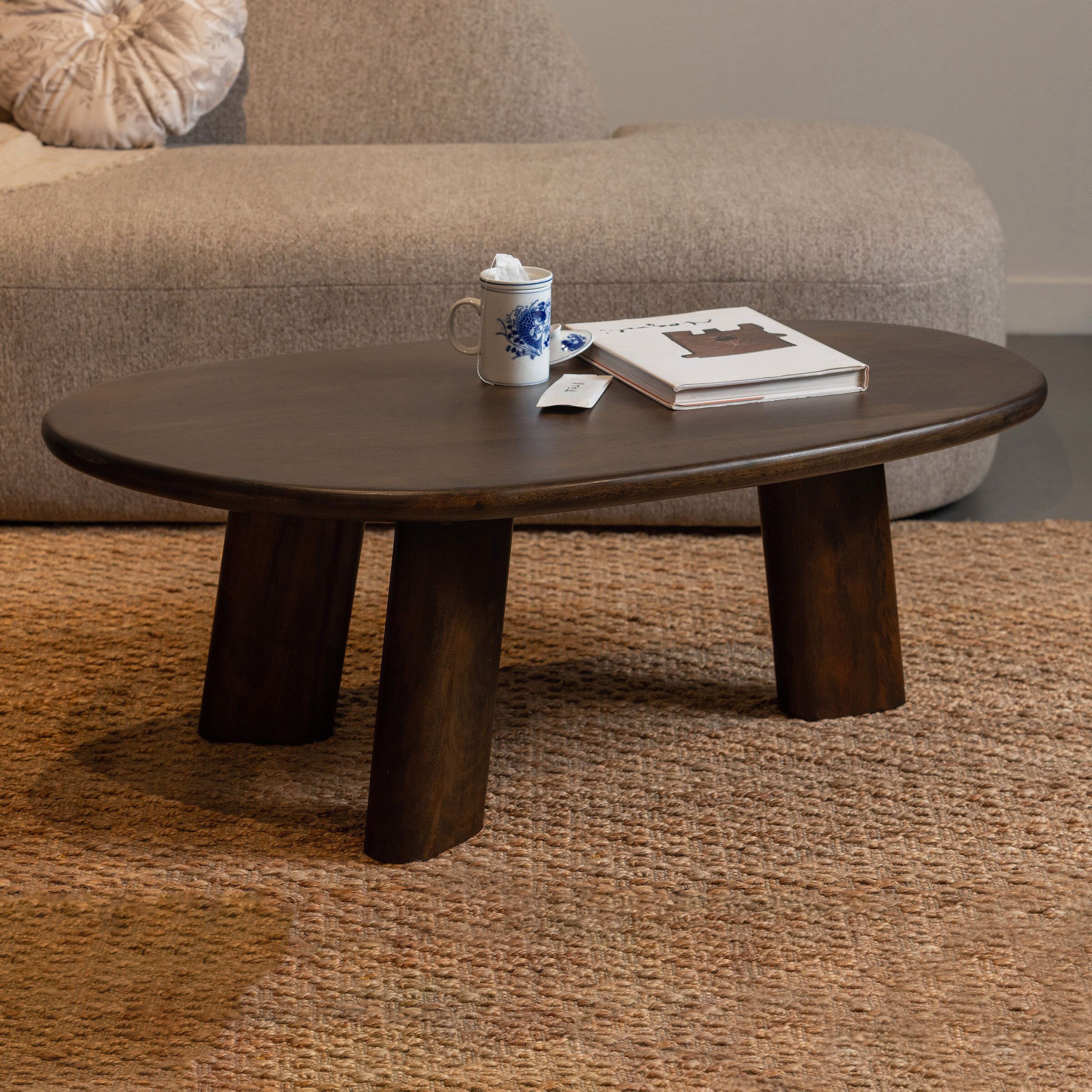 WOOOD Organische Salontafel Roundly – Ronde Mangohouten Tafel in Walnootkleur (110 × 60 cm)