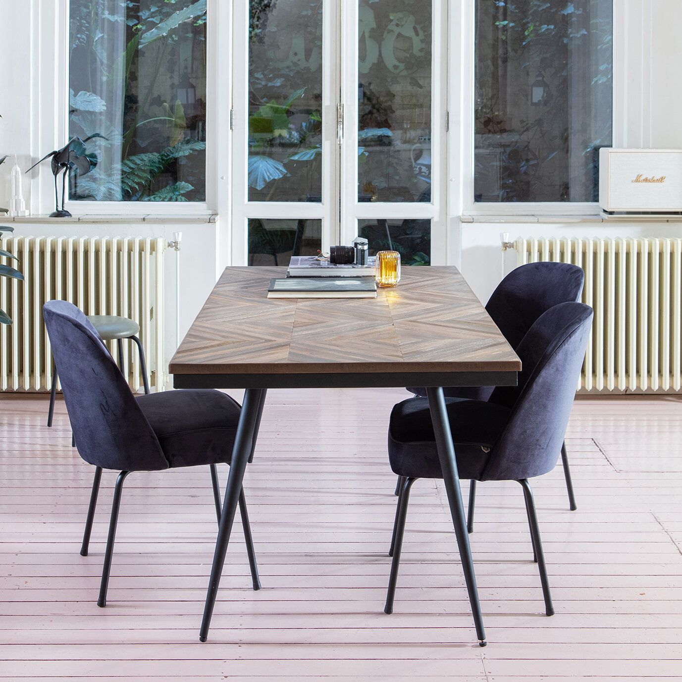 WOOOD Rhombic eettafel 220 × 90 cm – karaktervol teakhout met zwart metalen onderstel