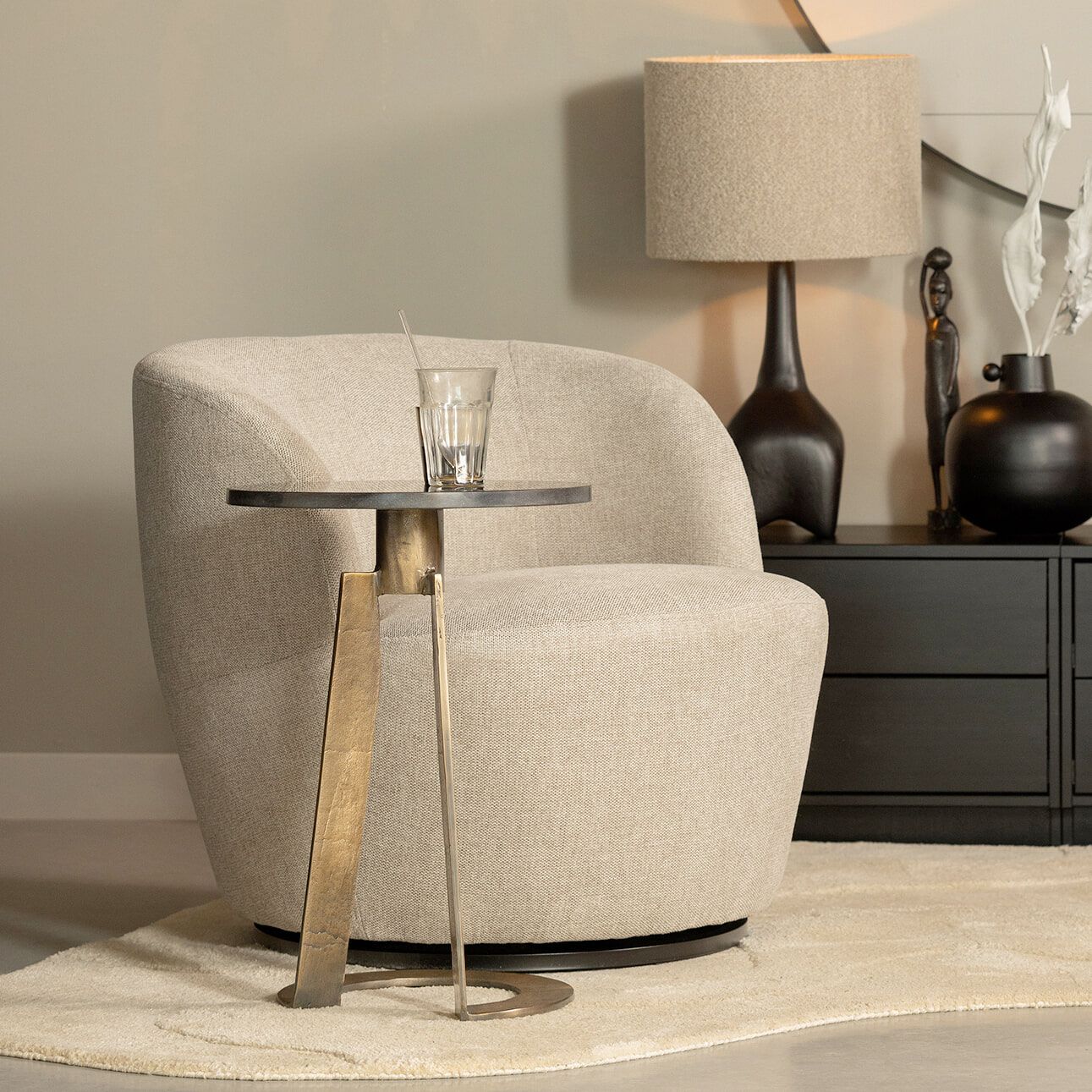 WOOOD Serra Draaifauteuil – Zand, flexibel design voor elke woonruimte