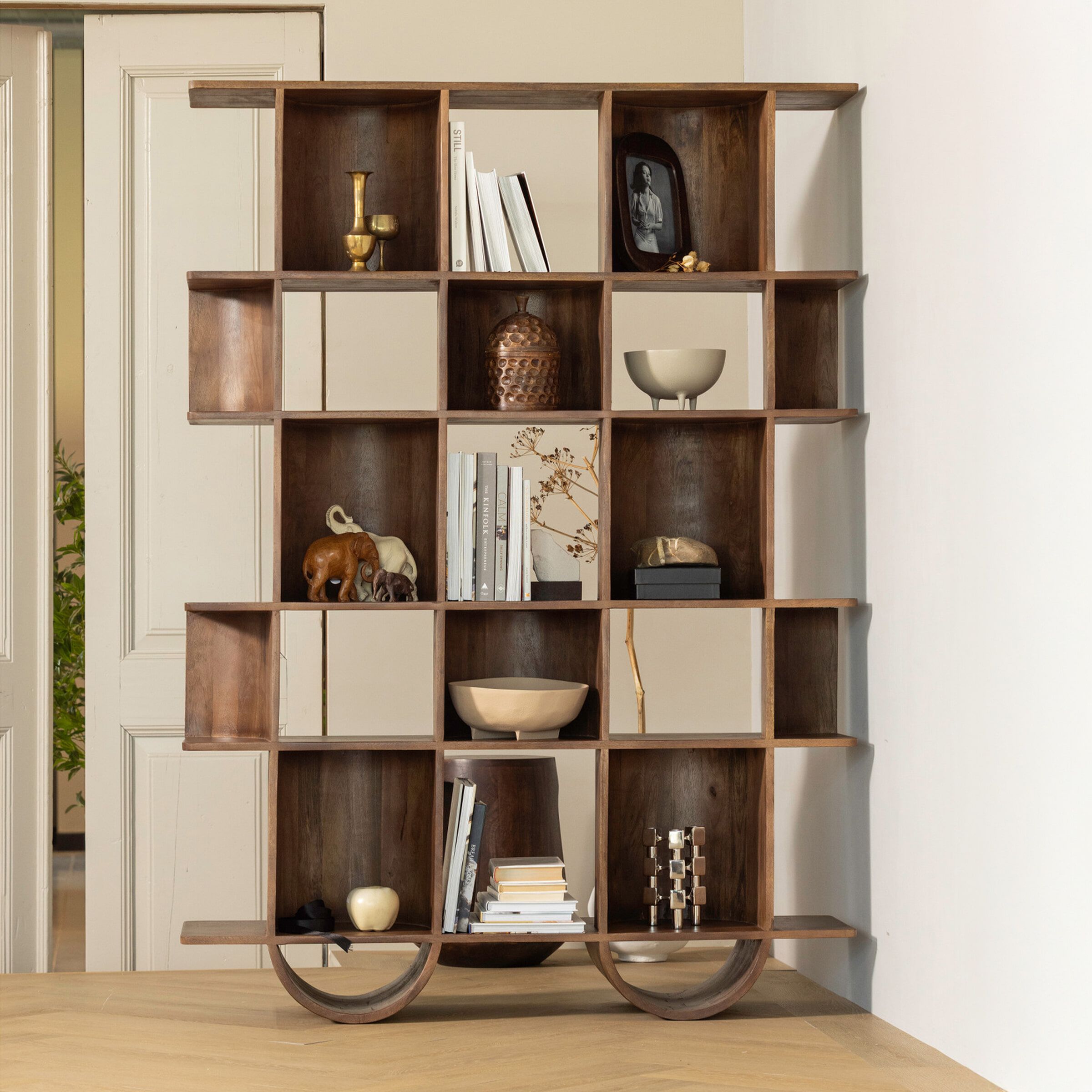 WOOOD Sinne Mangohout Boekenkast 180 cm × 130 cm – Warm, Japandi‑stijl