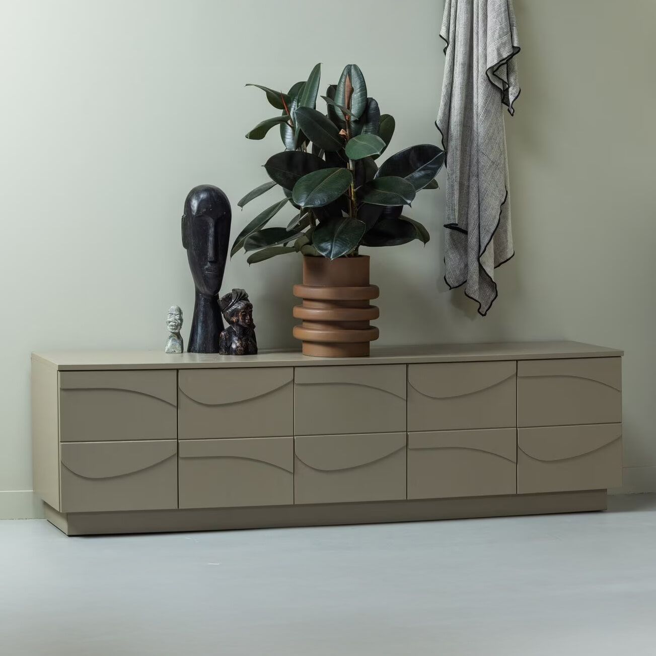 WOOOD Teo TV‑meubel 180 cm in Mud – Japandi stijl, natuurlijk grenenhout