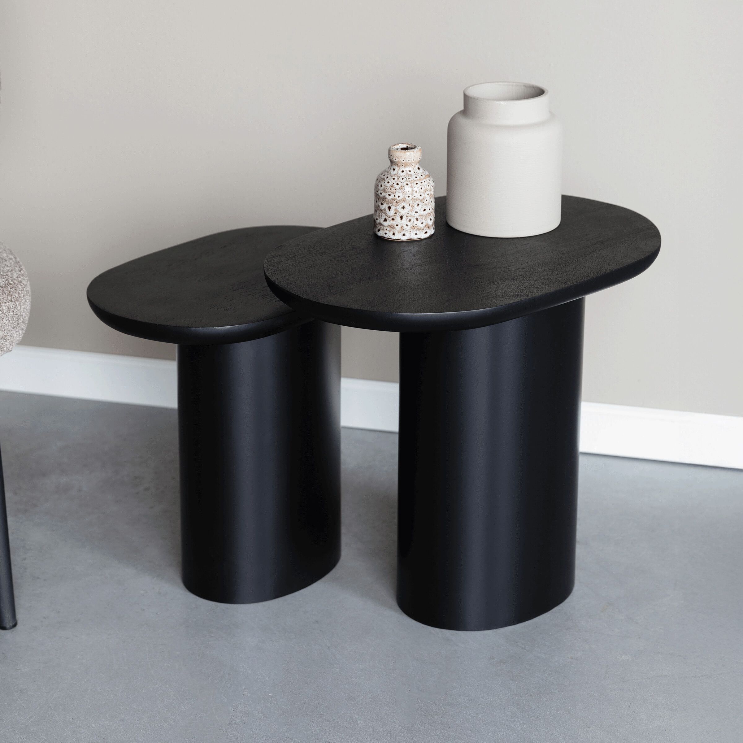 ZILT Arick Mangohouten Bijzettafel Set – 2 Stuks, Zwart & Organisch