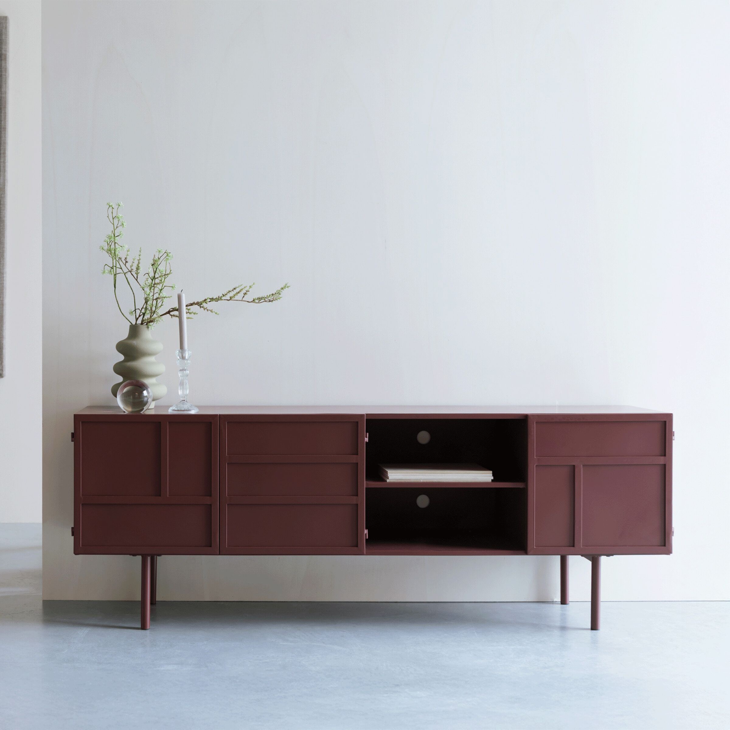 ZILT Chisholm TV‑meubel 160 cm – Rood, robuust en stijlvol