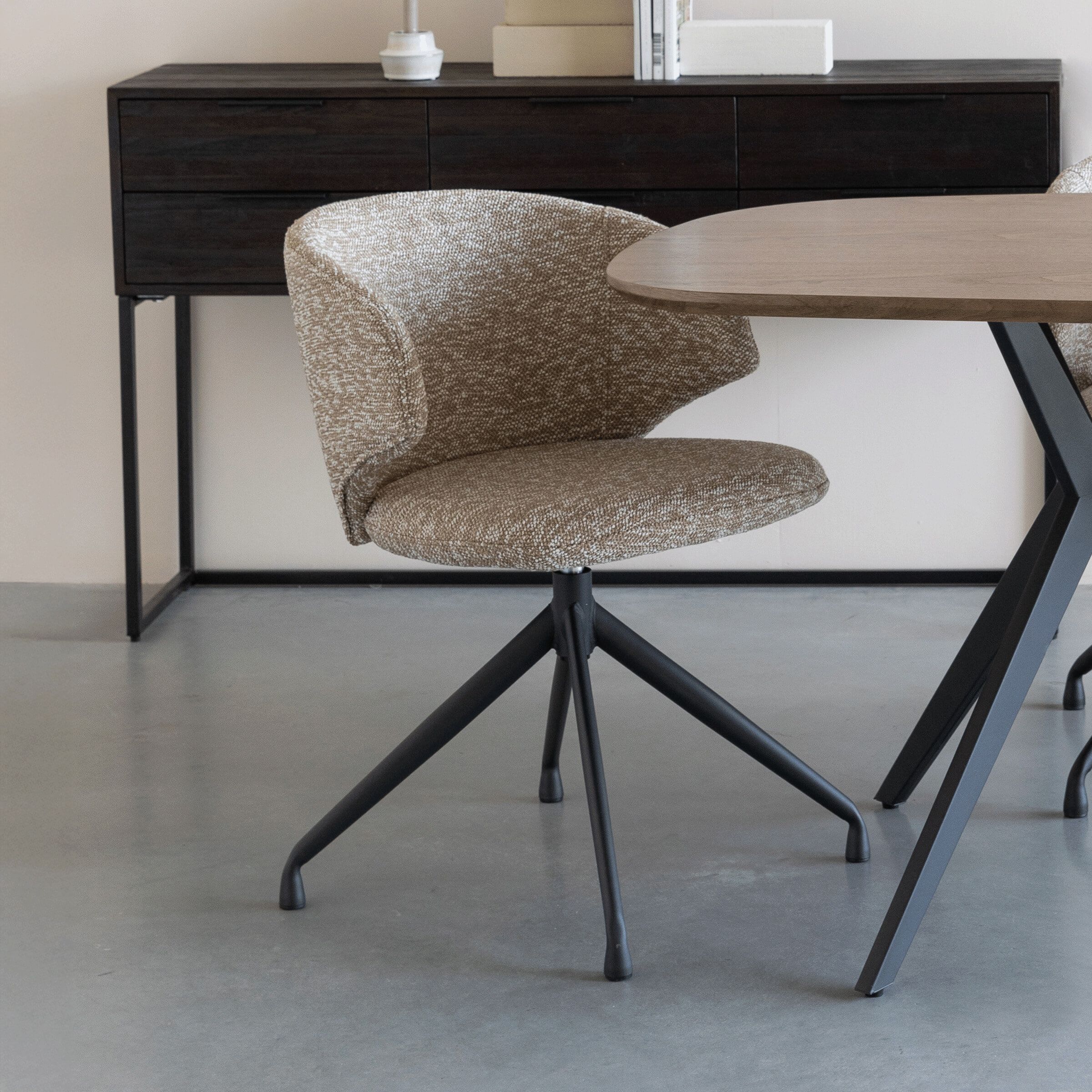 ZILT Draaibare Eetkamerstoel Azra Bouclé – Warm Bruin Design