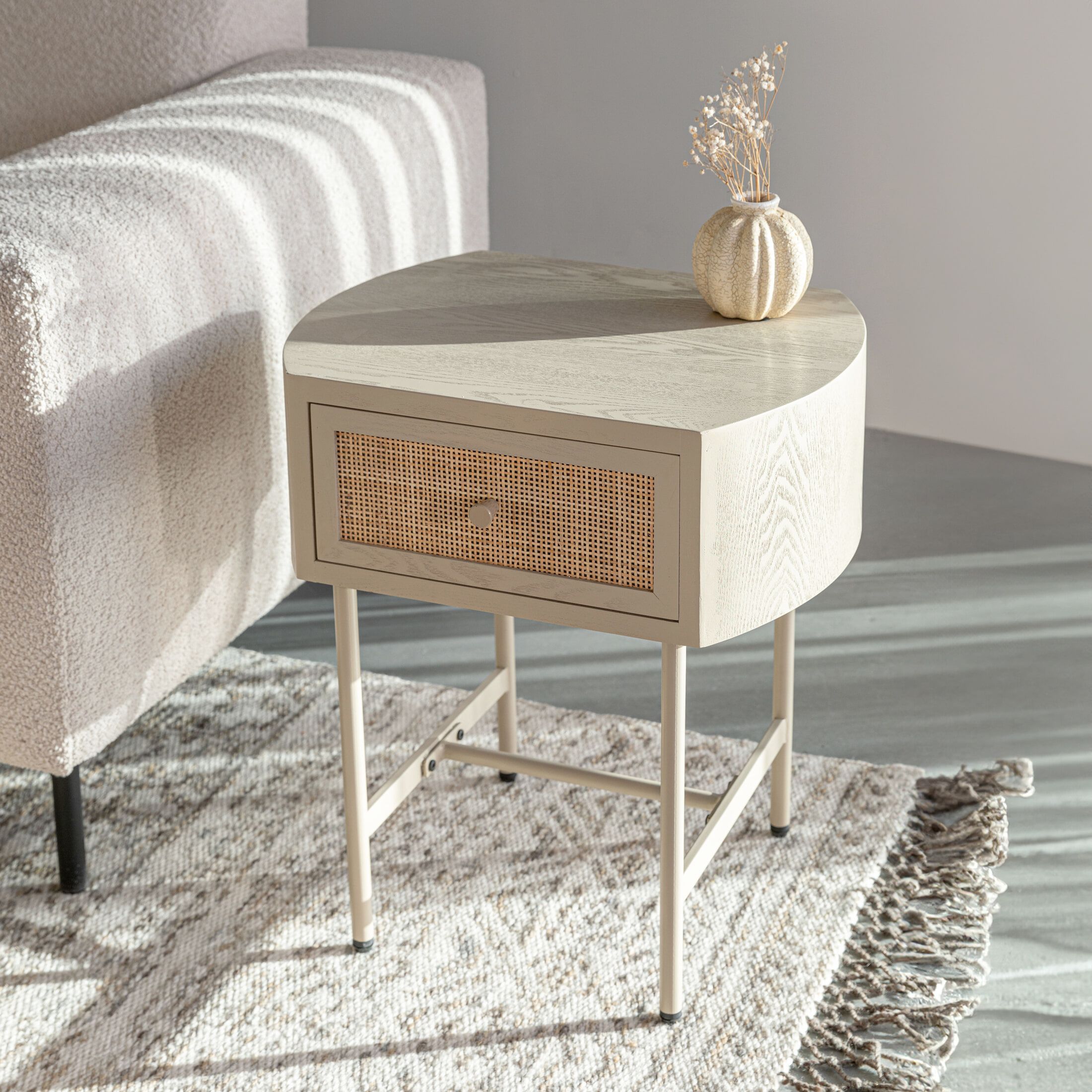 ZILT Meja Bijzettafel – Beige Nachtkastje met Rattandetail en Lade