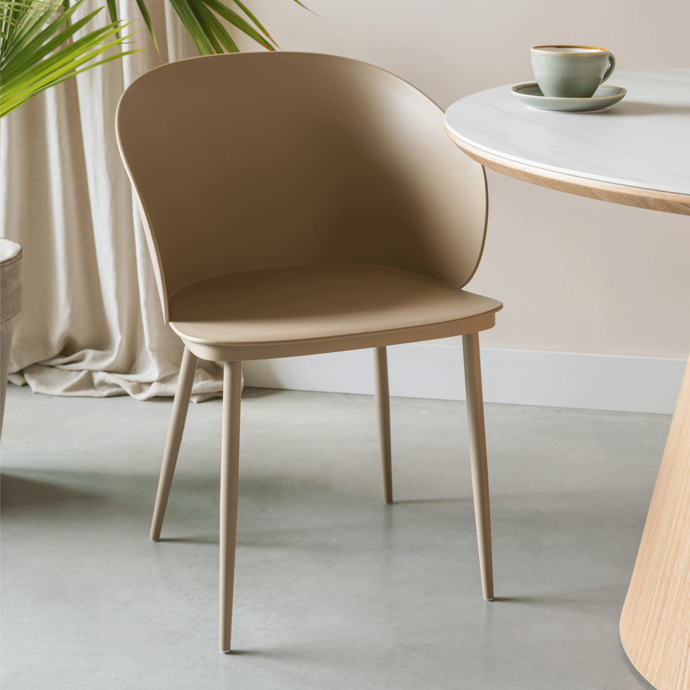 ZILT Raiford eetkamerstoel – tijdloos comfort in warm beige