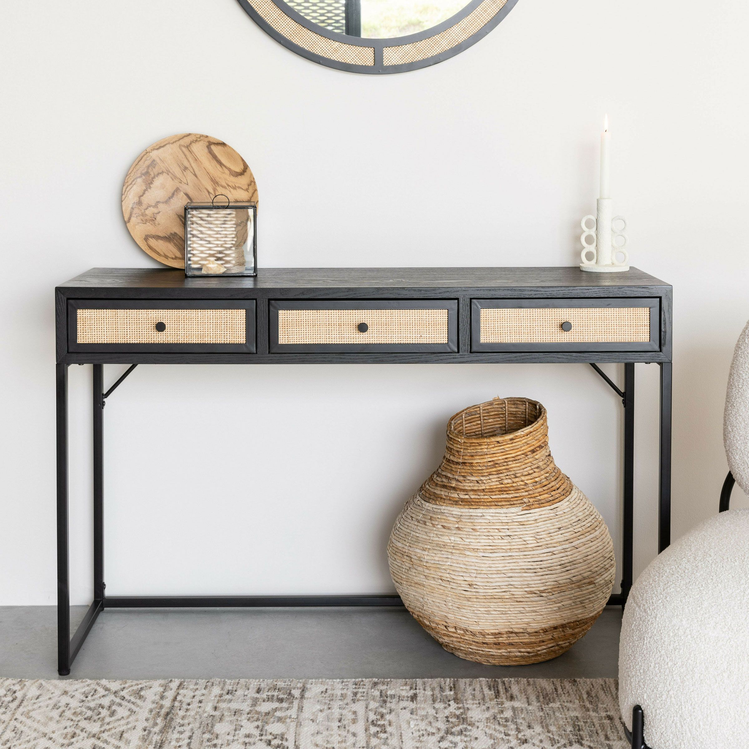 ZILT Sidetable Abraham – Strakke zwarte sidetable met hout‑ en rotanaccenten (120 cm)
