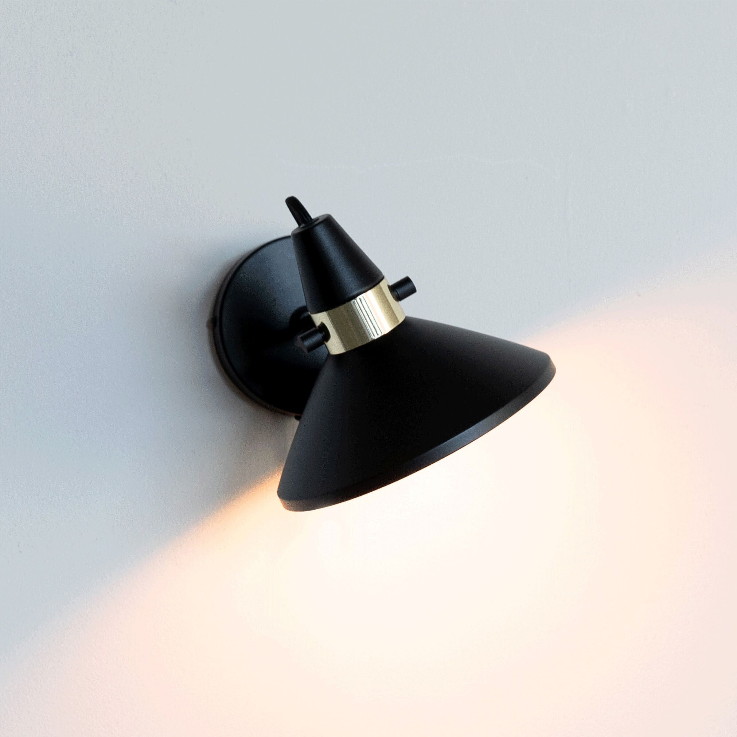 ZILT Wandlamp Ashley – Strakke Zwarte Designlamp voor elke Wand