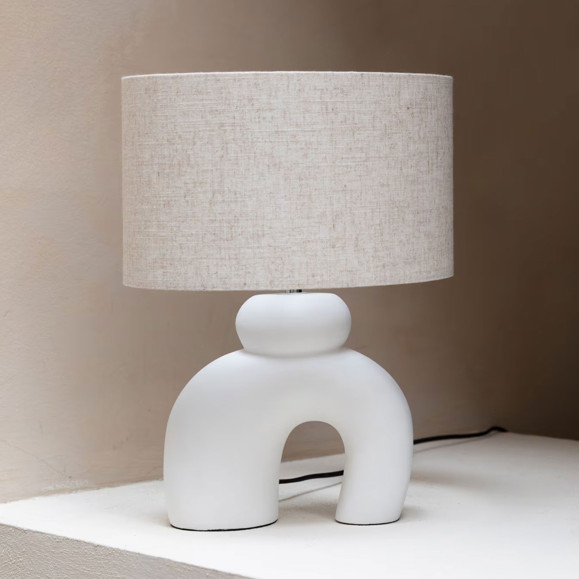 Zuiver Bibi Tafellamp – Organisch keramiek en linnen in serene beige