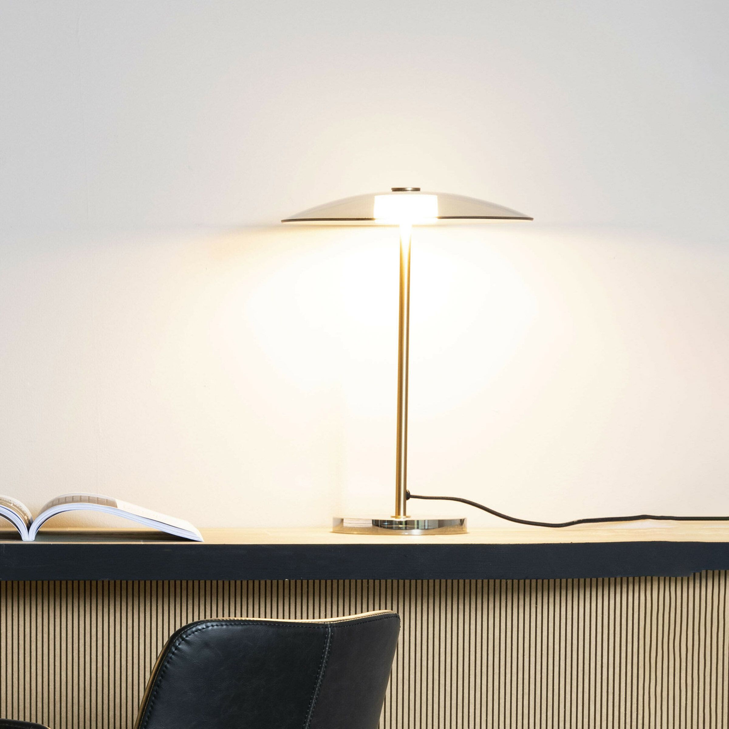 Zuiver Float Glas Tafellamp 42 cm – Gouden Accentuering voor elk interieur