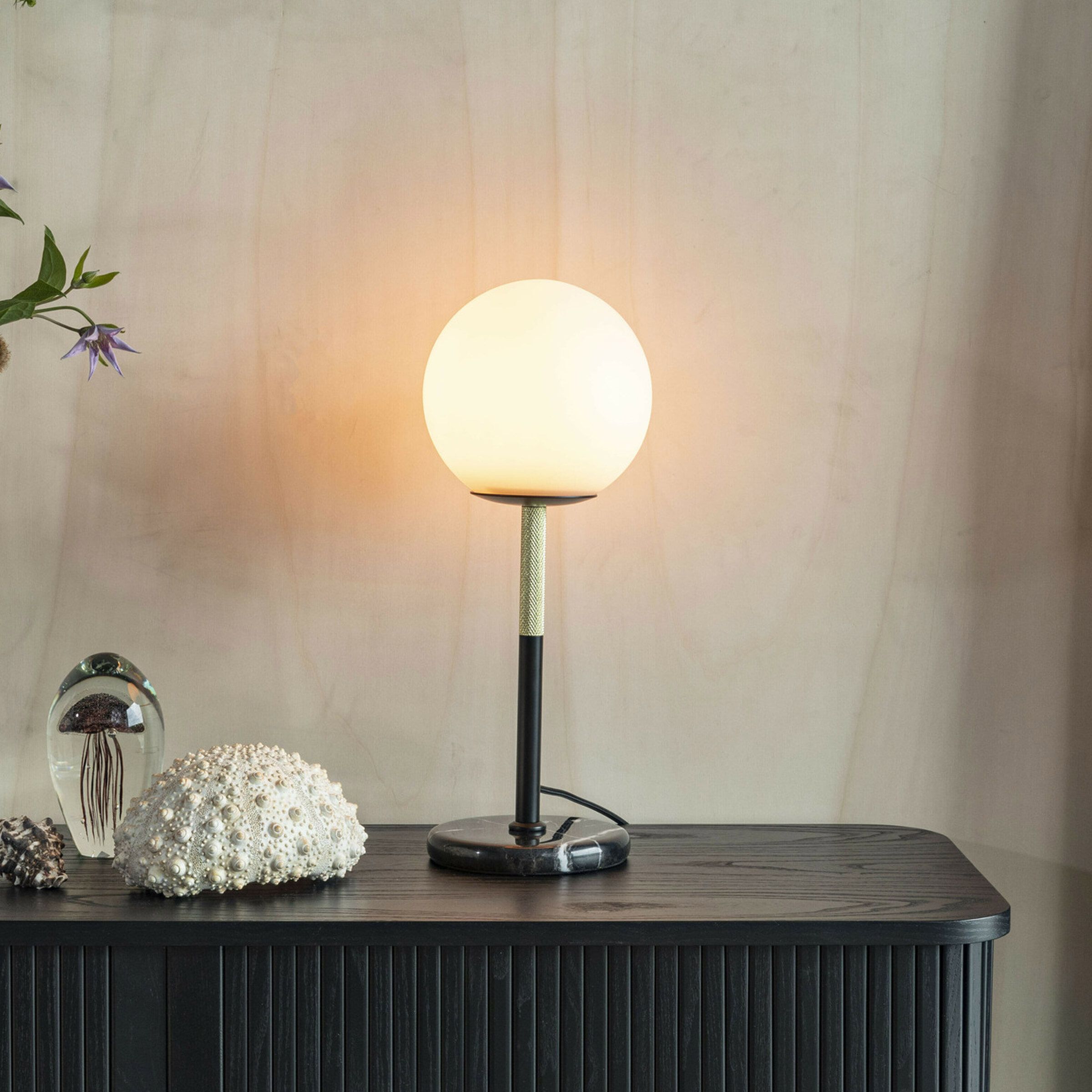 Zuiver Orion tafellamp – elegant opaalglazen bol in wit