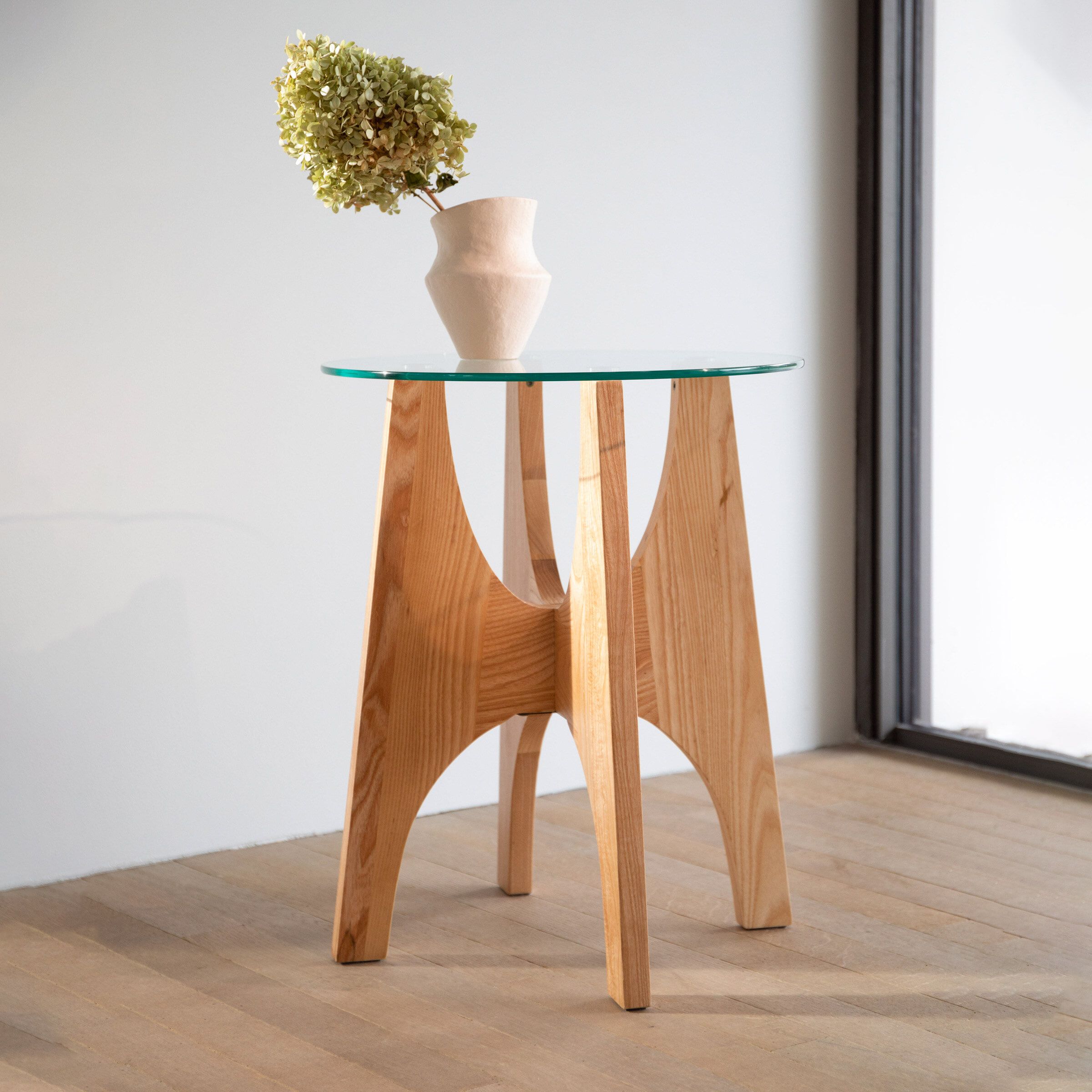 Zuiver Ronde Bijzettafel Kobe – Essenhout & Gehard Glas, 45 cm