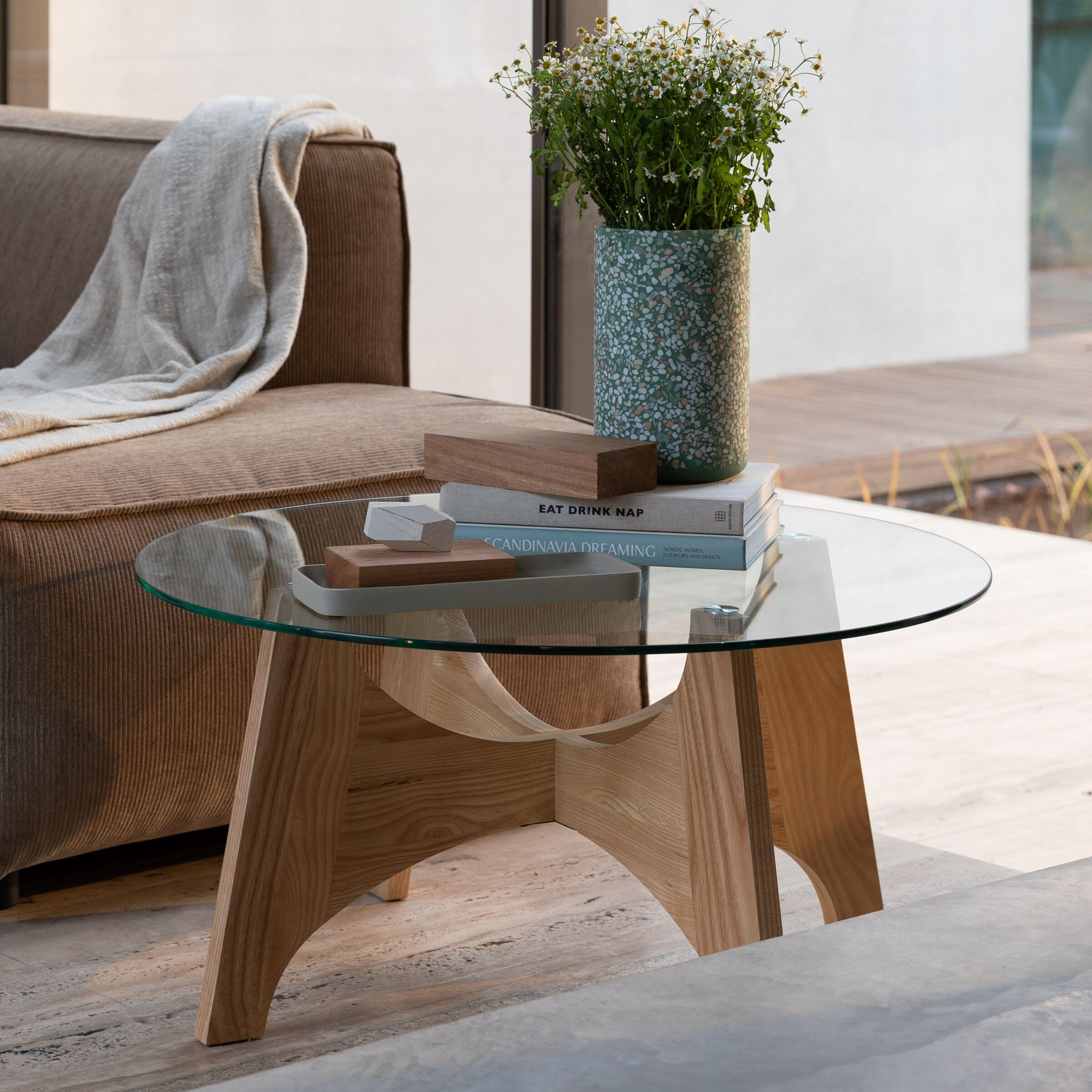 Zuiver ronde salontafel Kobe – 80 cm natuurhouten stijl met glazen blad